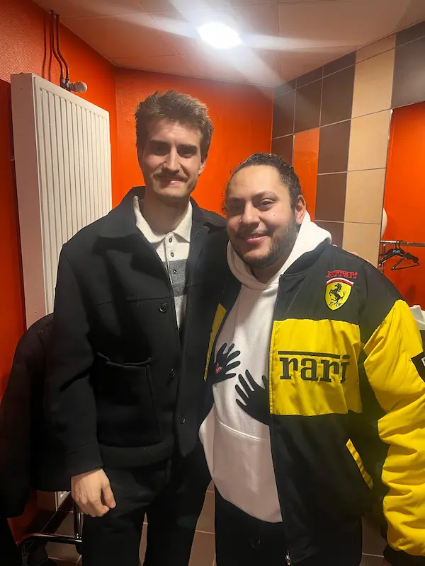 Corentin Raedisch ostéopathe à Saint-Etienne en séance avec Adel Fugazi en loge avant son spectacle