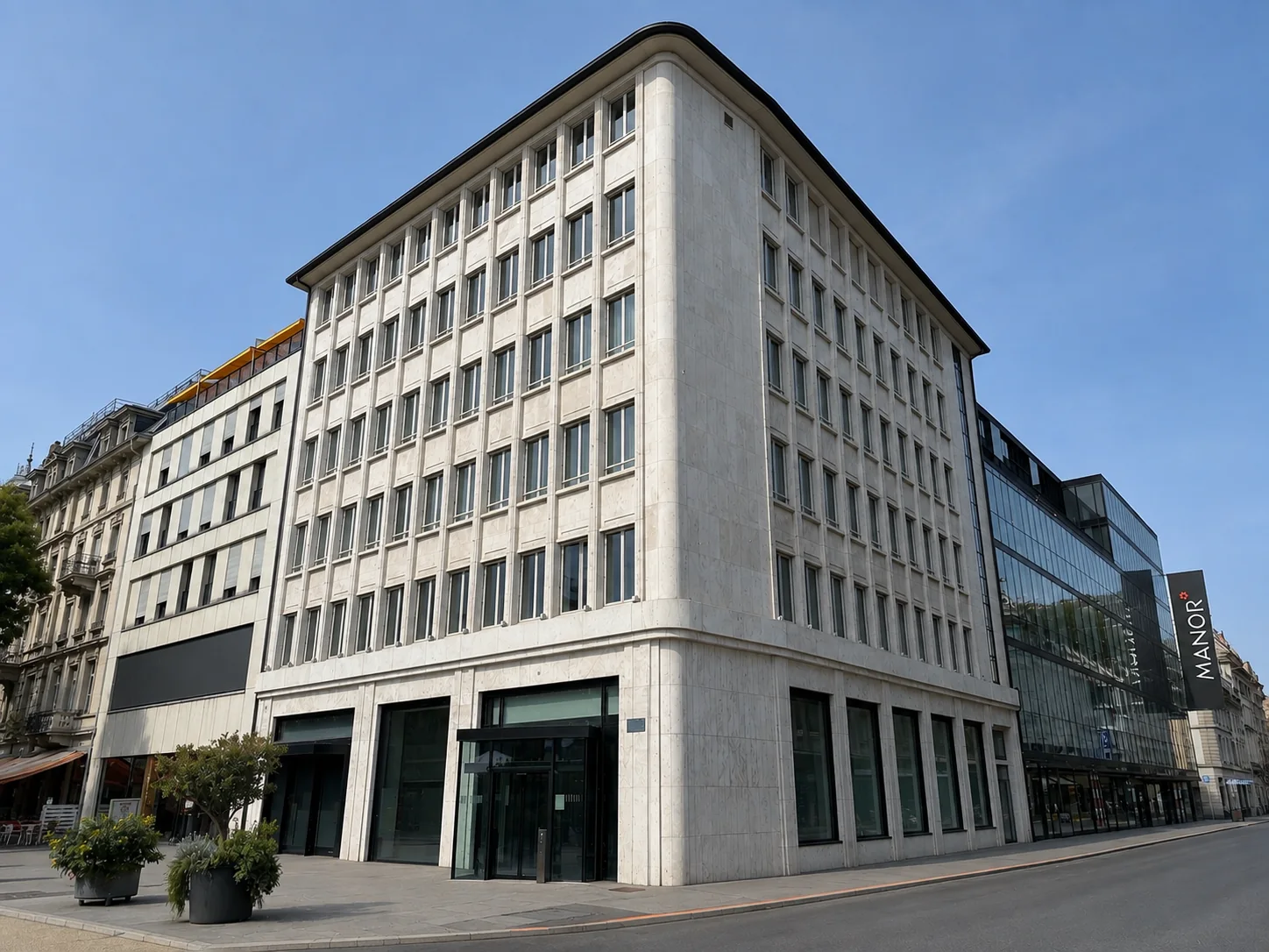 Eckgebäude Agora42 an der Zentralstrasse 42 in Biel mit Schaufenstern im Erdgeschoss