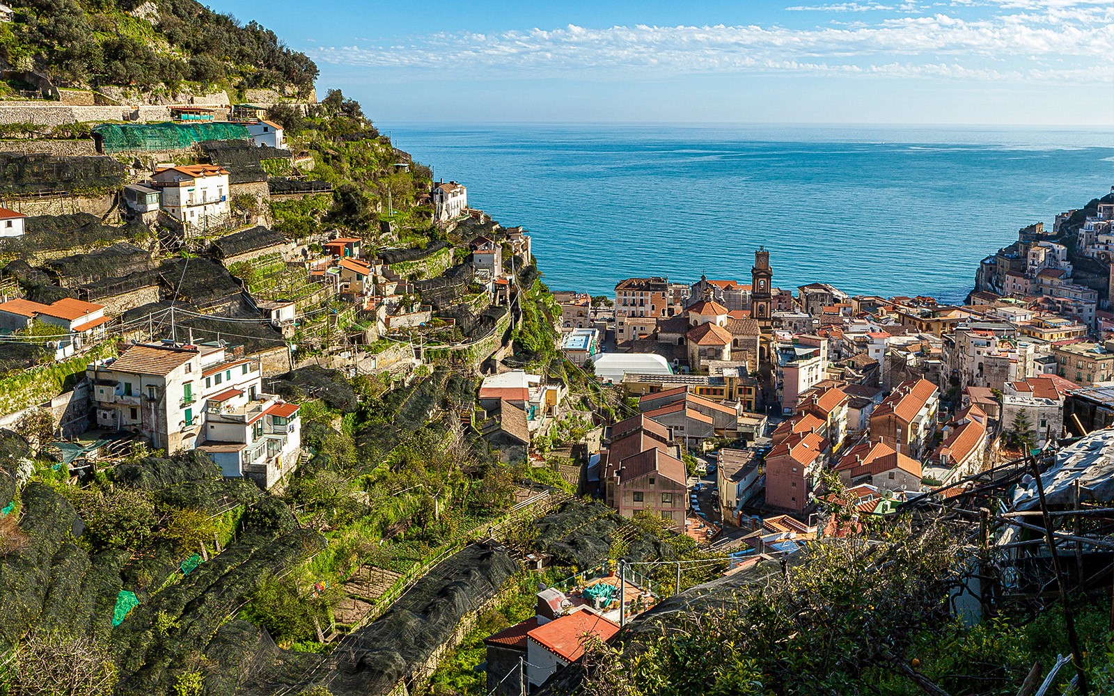Amalfikystens landsby på åssiden med utsikt over havet, Italia.