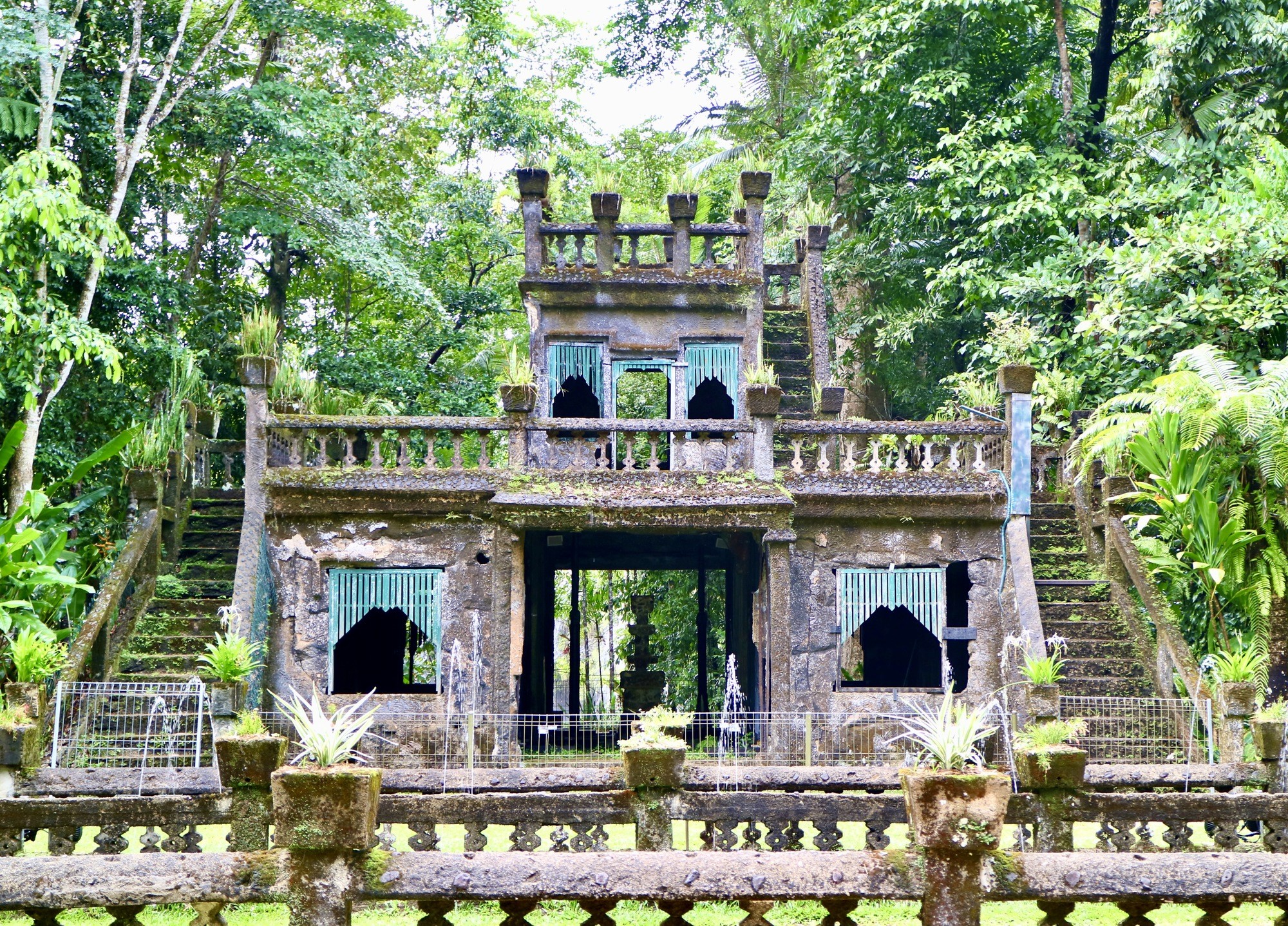 photography of dam during daytime