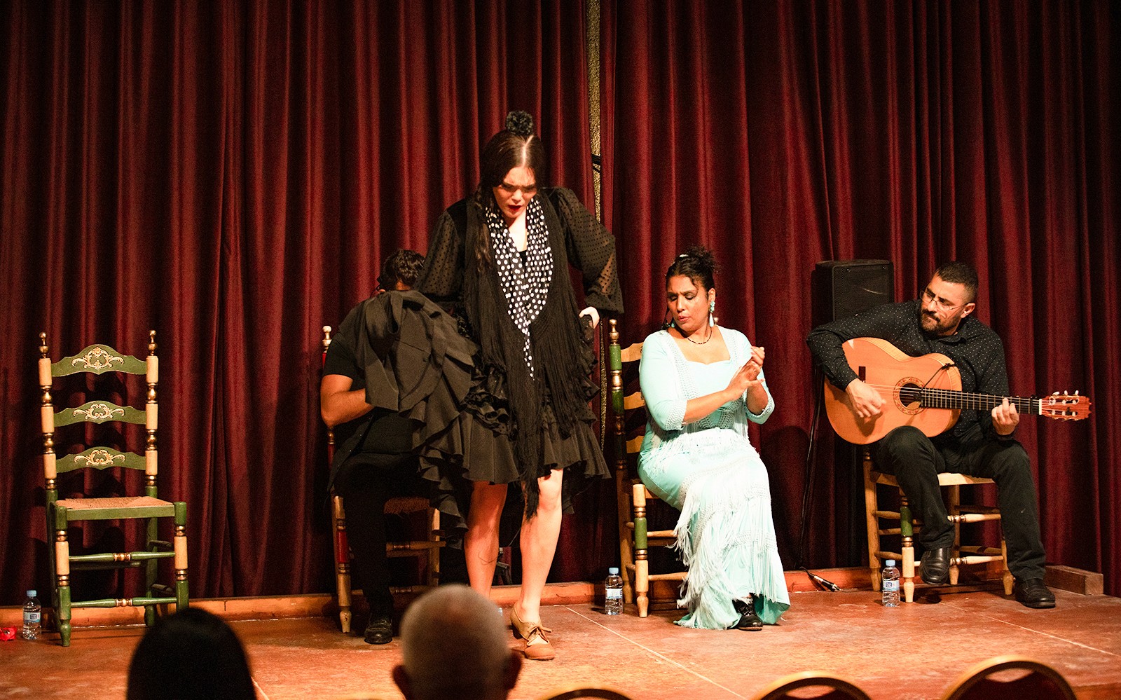 Flamenco táncosok zenészekkel lépnek fel a Palau Dalmasesben, Barcelonában.