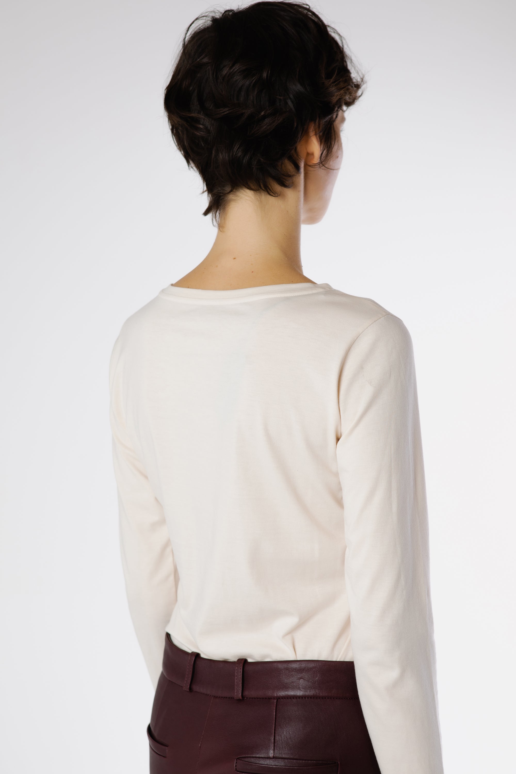 Back view of Fina LaPima longsleeve in Crème light cotton