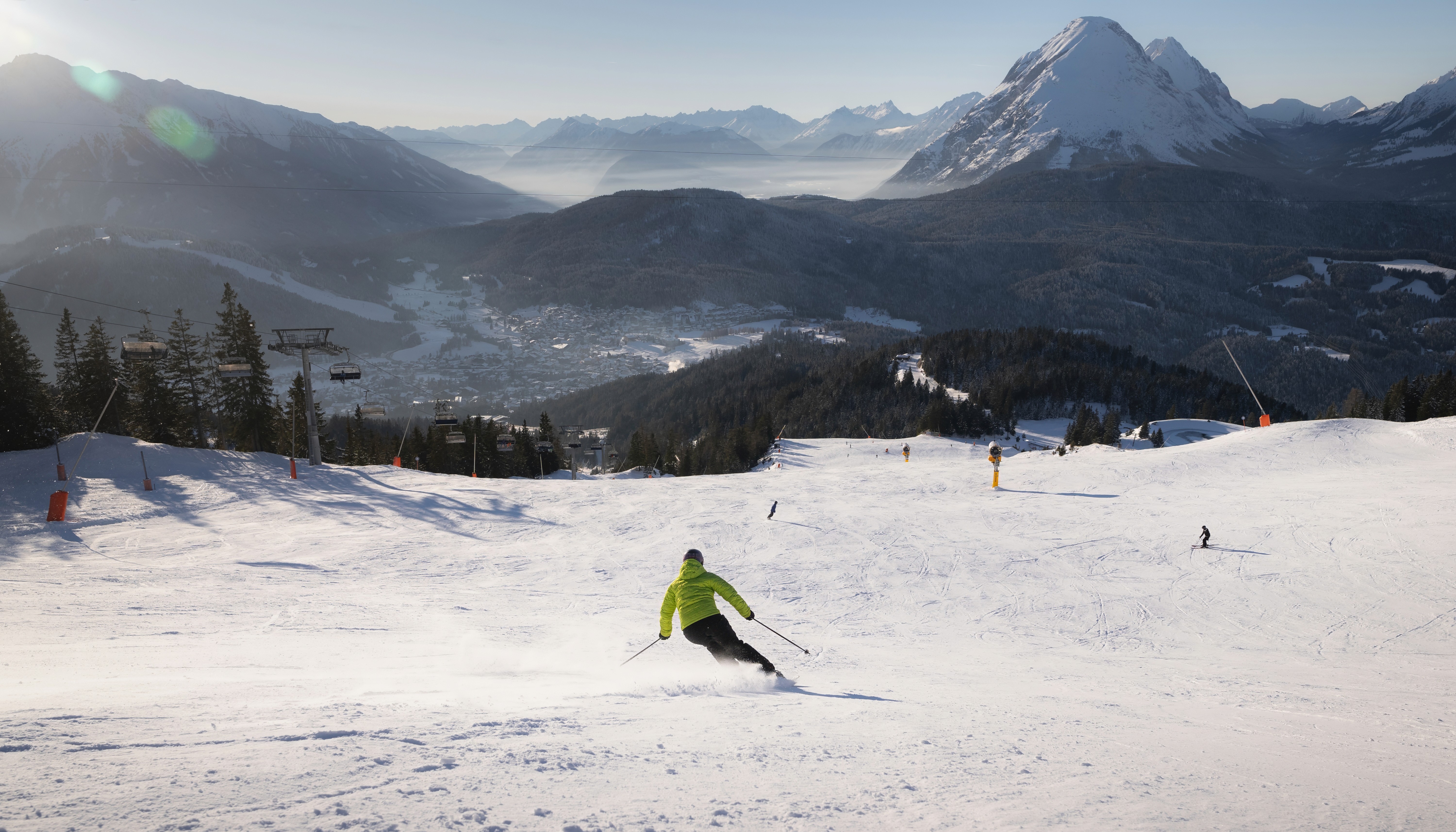 Skifahrerin fährt auf schöner Piste mit sonnigem Wetter Rosshütte Seefeld