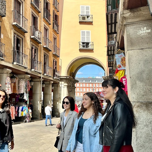 Madrid sokaklarında yürüyen grup.