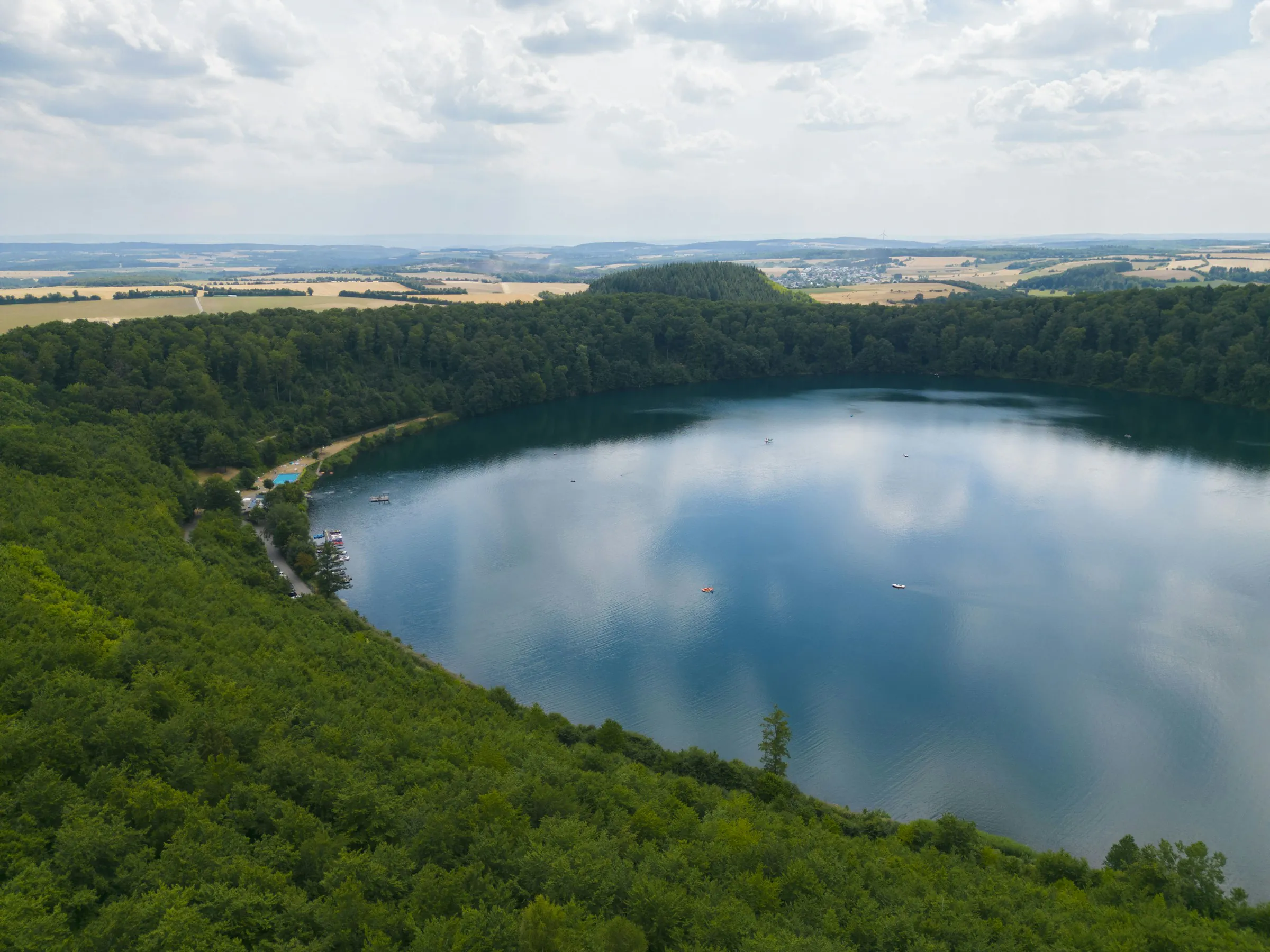 Vulkaneifel, Pulvermaar bei Gillenfeld von oben