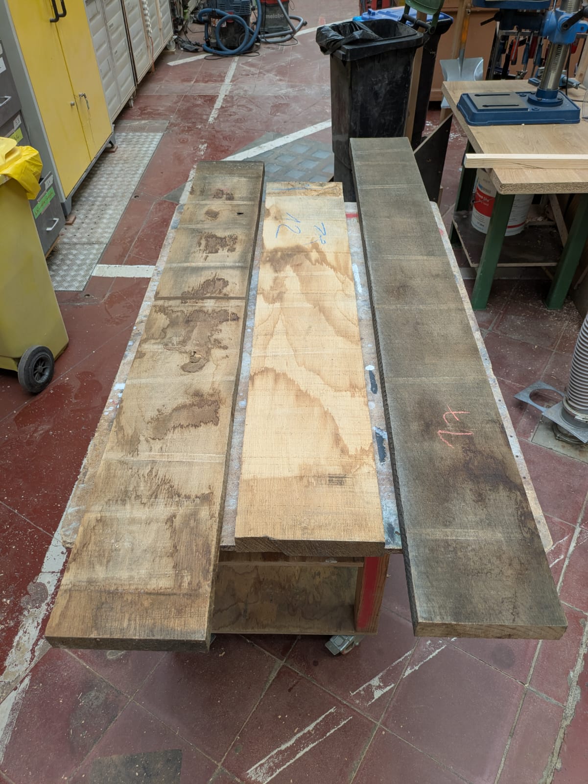 Een oude eikenhouten balk in een atelier die werd gebruikt voor het vervaardigen van nieuwe keukenplanken op maat