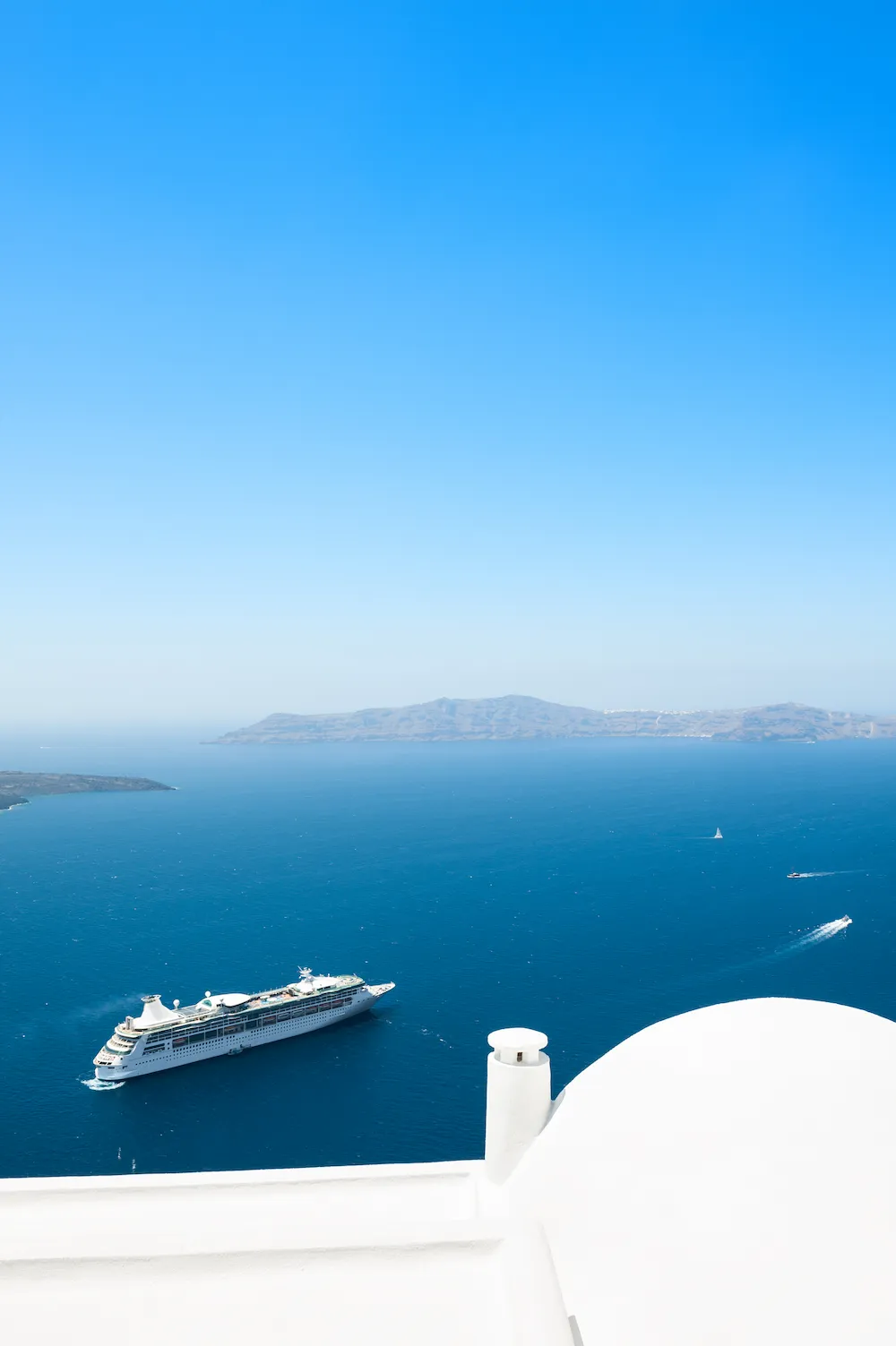 Vista do mar Mediterrâneo com ilha ao fundo durante cruzeiro