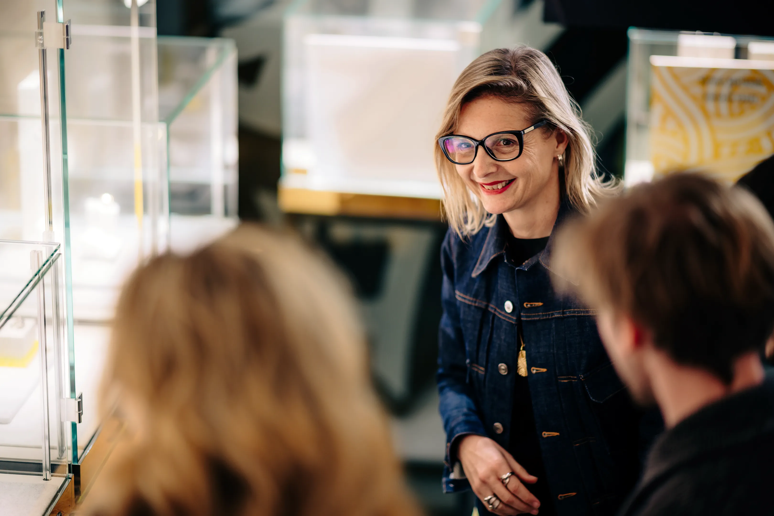 Femme échangeant avec des invités lors du lancement d’une collection de bijoux Arthus Bertrand
