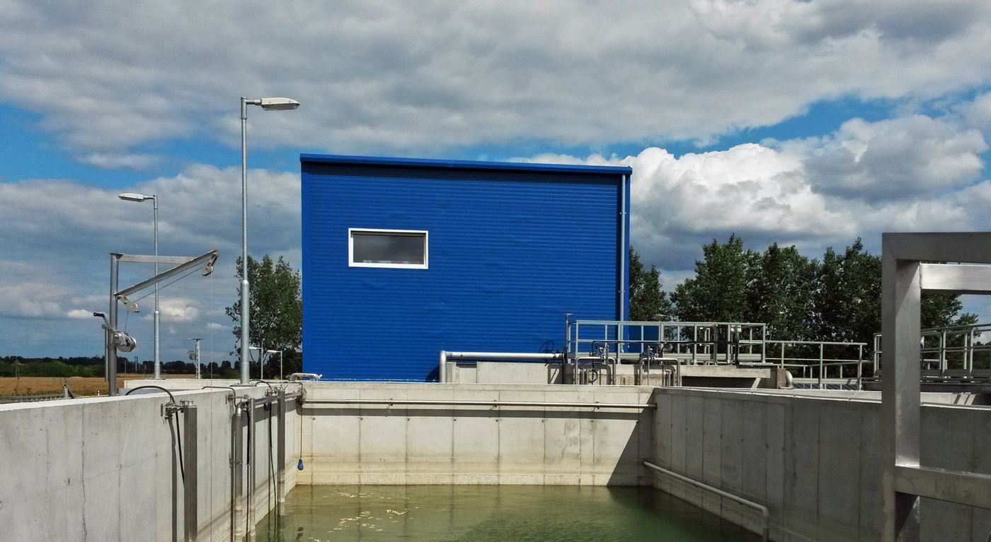 Blower building beside the CYCLATOR basin at the Mélykút wastewater treatment plant, Hungary