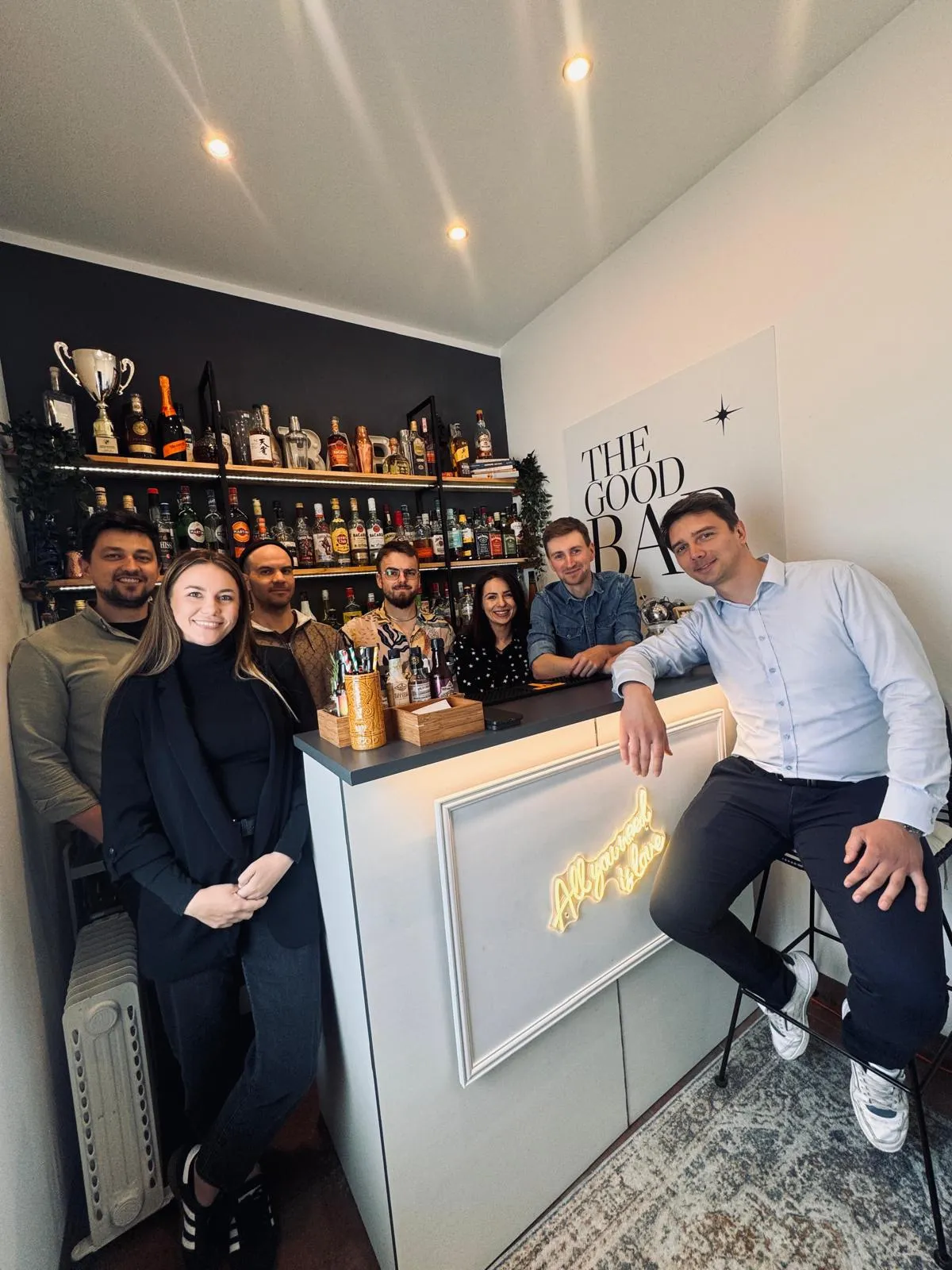 Barman na wesele prowadzący pokaz barmański, zachwycający gości.