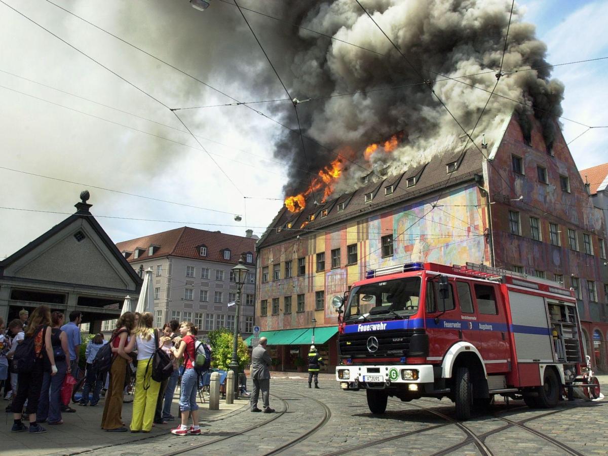 Brand im Weberhaus Augsburg 2004 – Feuerwehr beim Löschen des Dachstuhlbrands am Moritzplatz