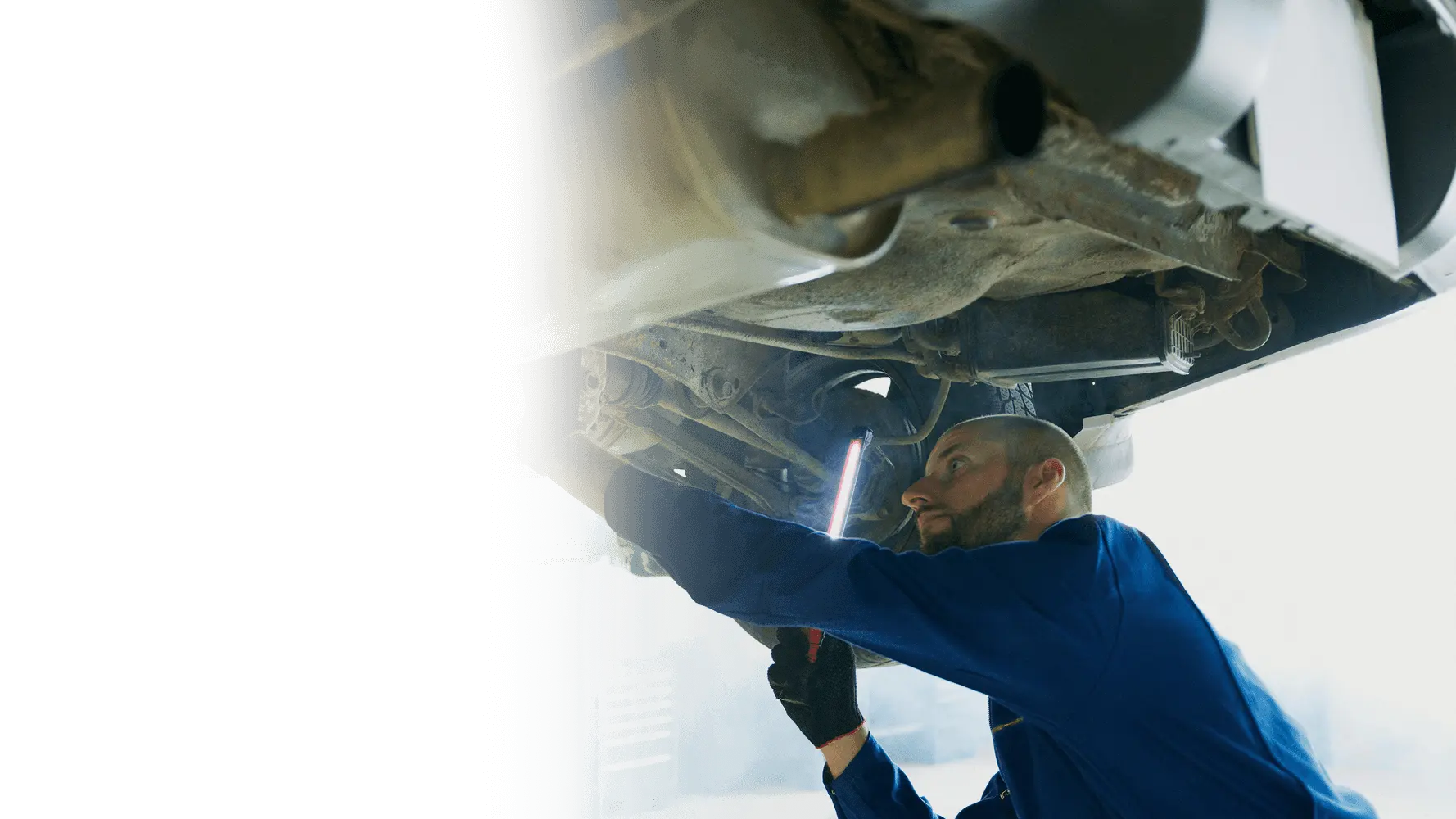 Снимка на механик от автосервиз Ауспуси Веско демонтиращ за изкупуване на катализатор във Варна