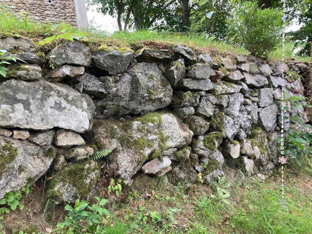 Trockensteinmauer aus Granit