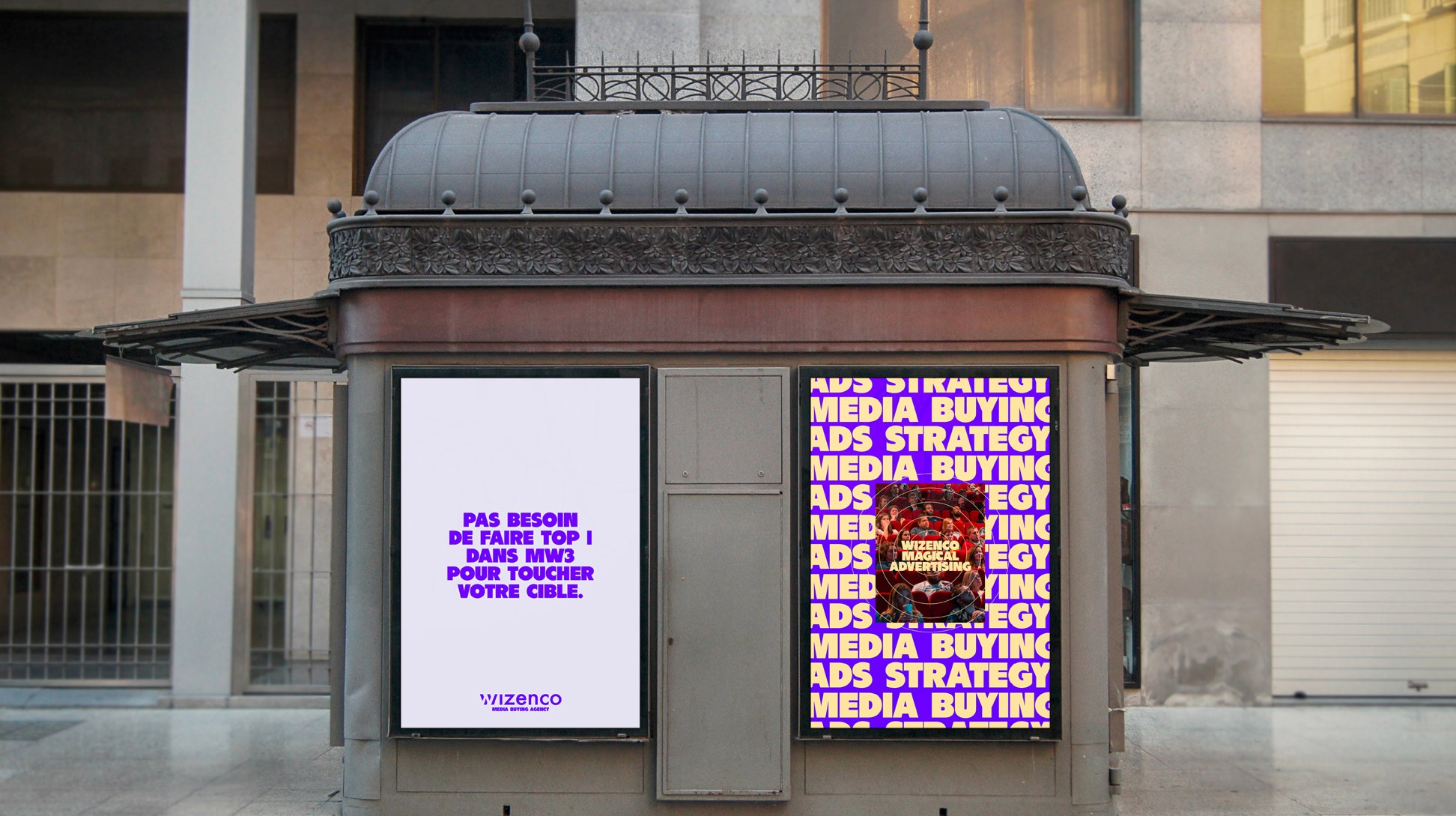 Affiches publicitaires Wizenco sur un kiosque à journaux