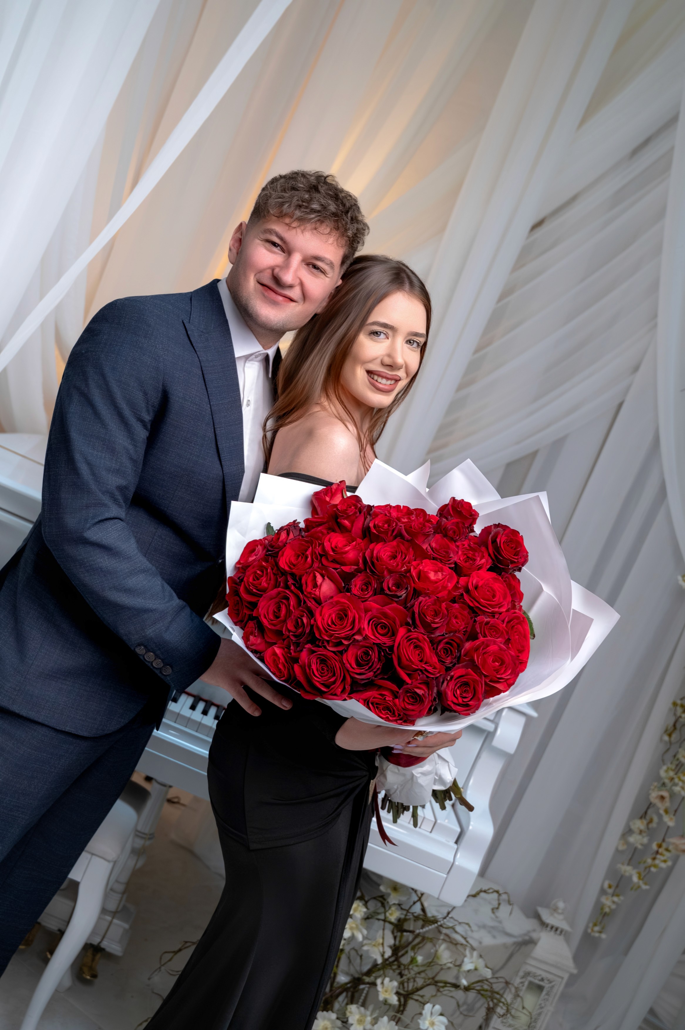 buchet mare de trandafiri roșii pentru cerere în căsătorie, moment romantic în București