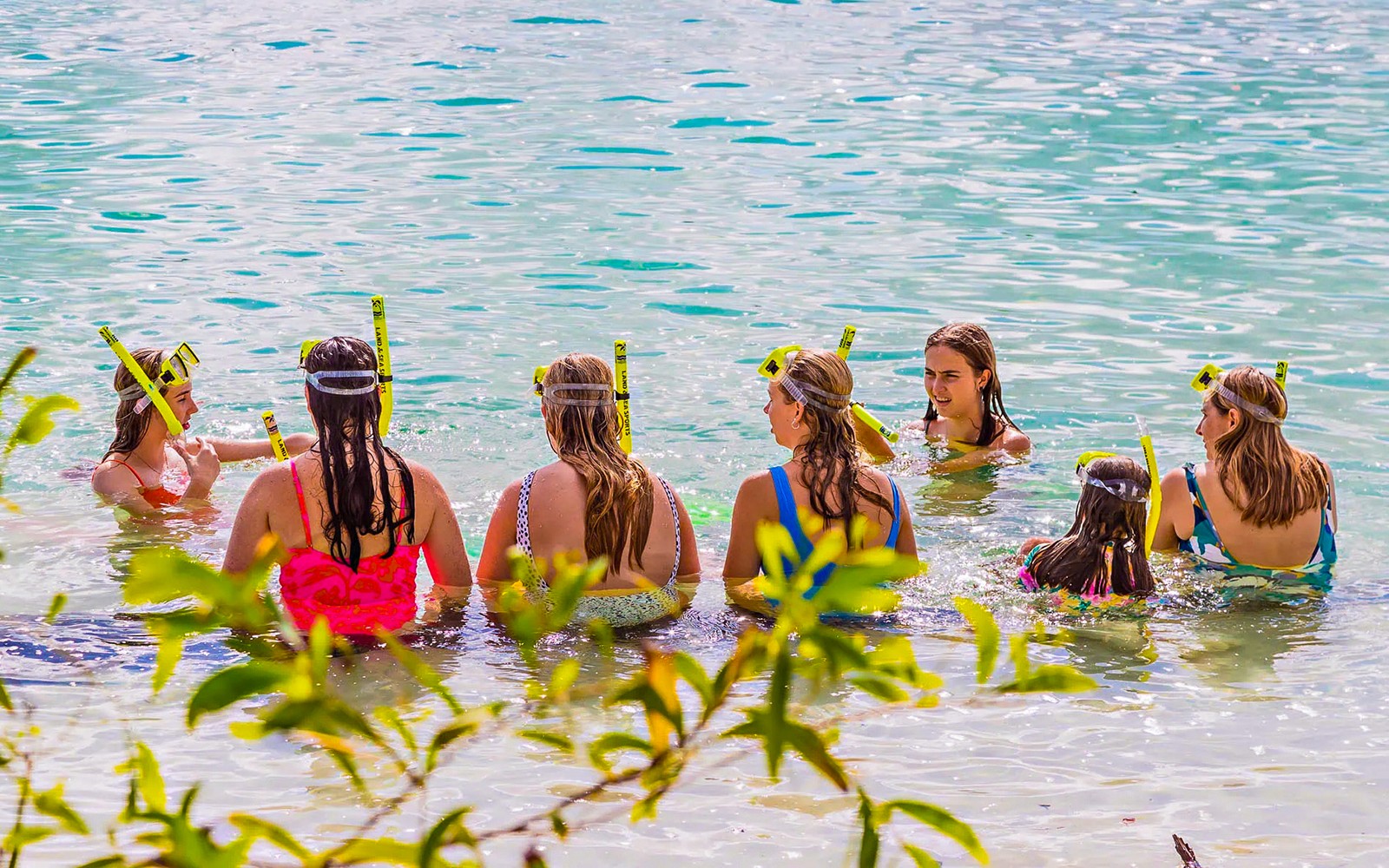 游客们在弗雷泽岛的库加里清澈水域浮潜。