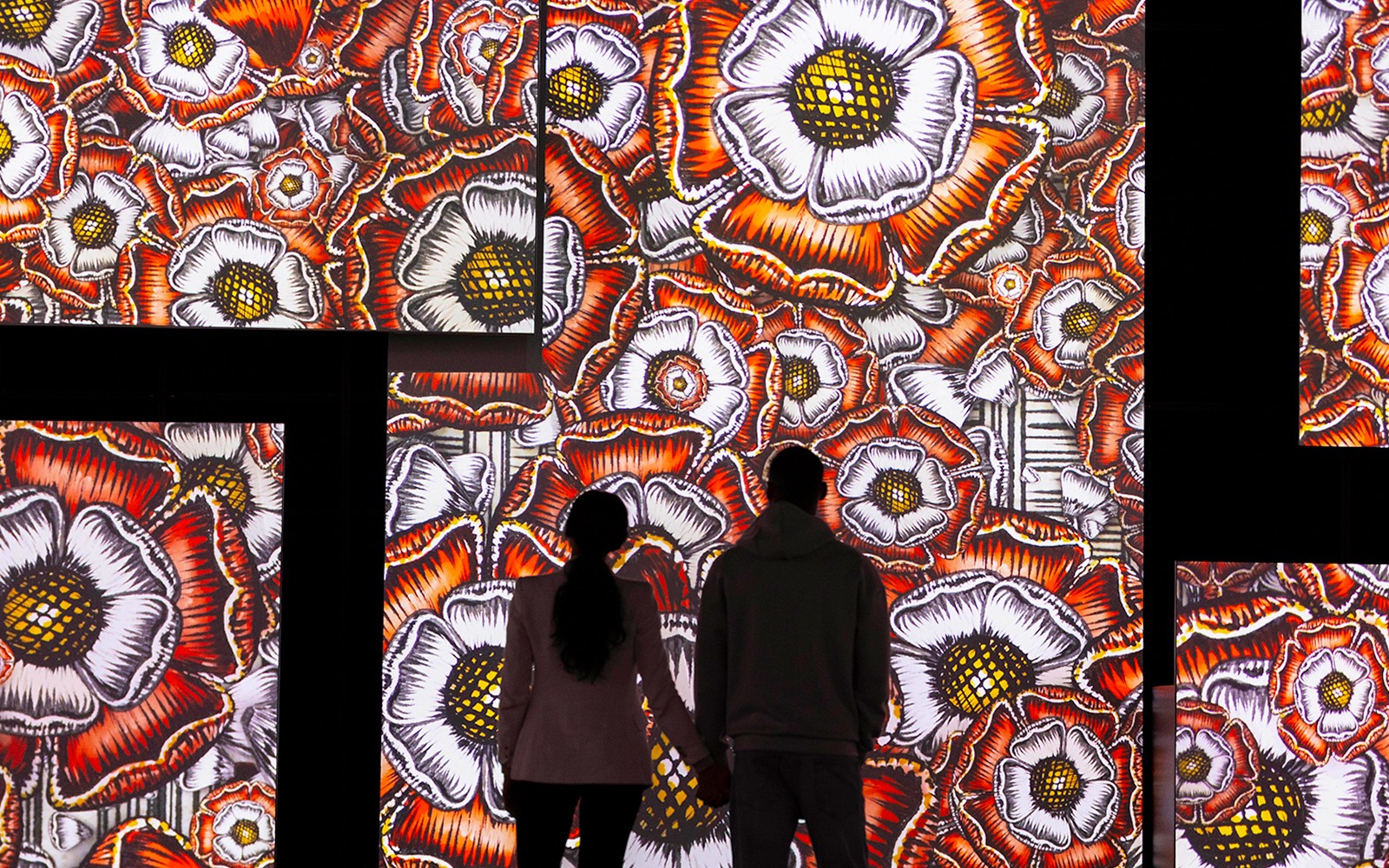 بازدیدکنندگان در حال مشاهده هنر دیجیتال گل در نمایشگاه پرتره‌های ملی بدون قاب.