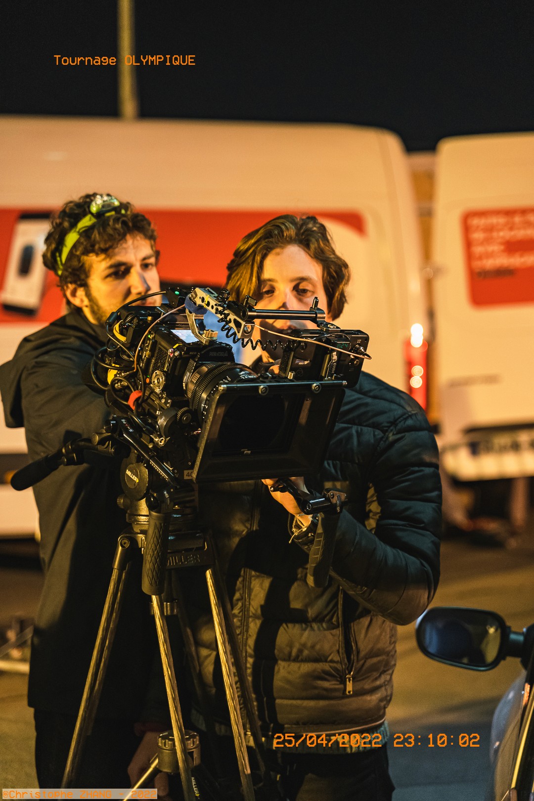 Réglages de précision sur caméra cinéma en pleine nuit.