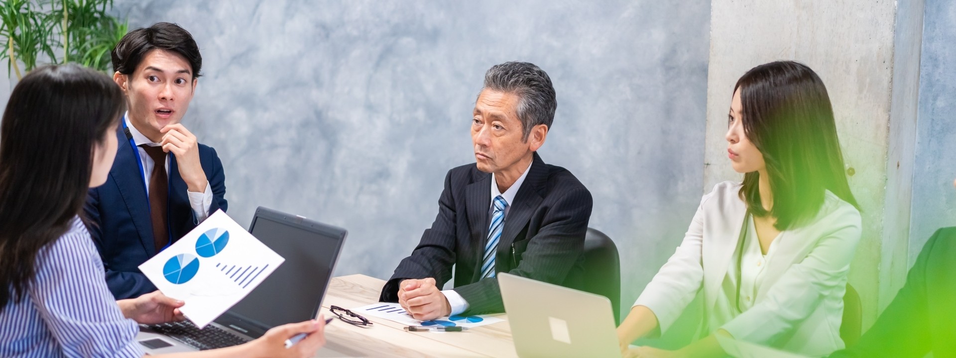 男女が会議している様子