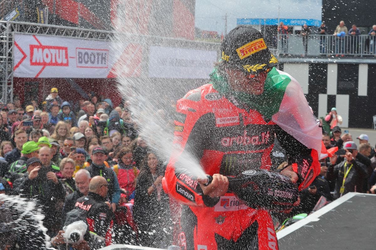 Bulega steals it on the line to share the spoils with Razgatlioglu: WorldSBK