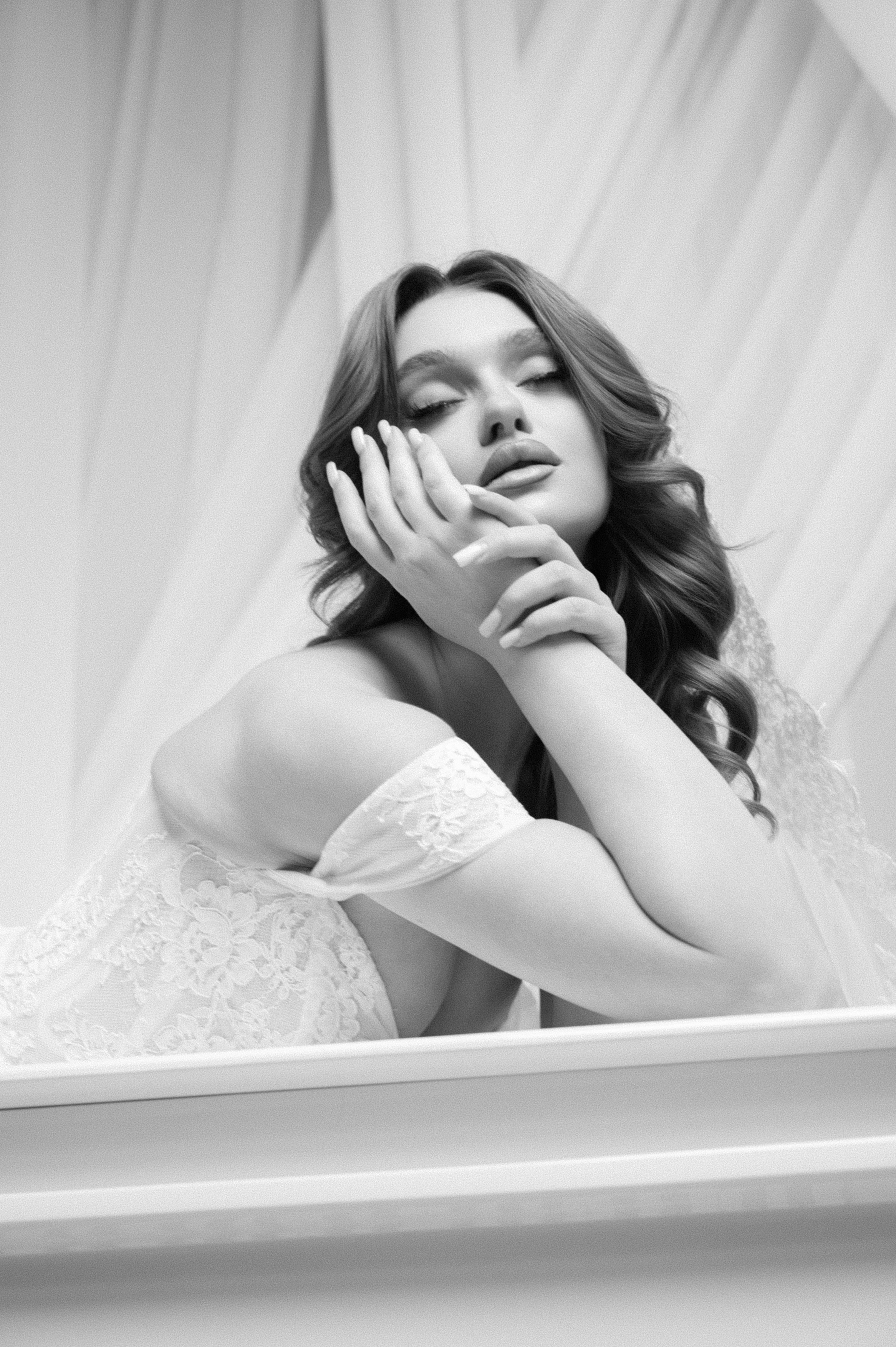 Portret alb-negru cu mâinile miresei și detalii delicate, ședință foto bridal în București