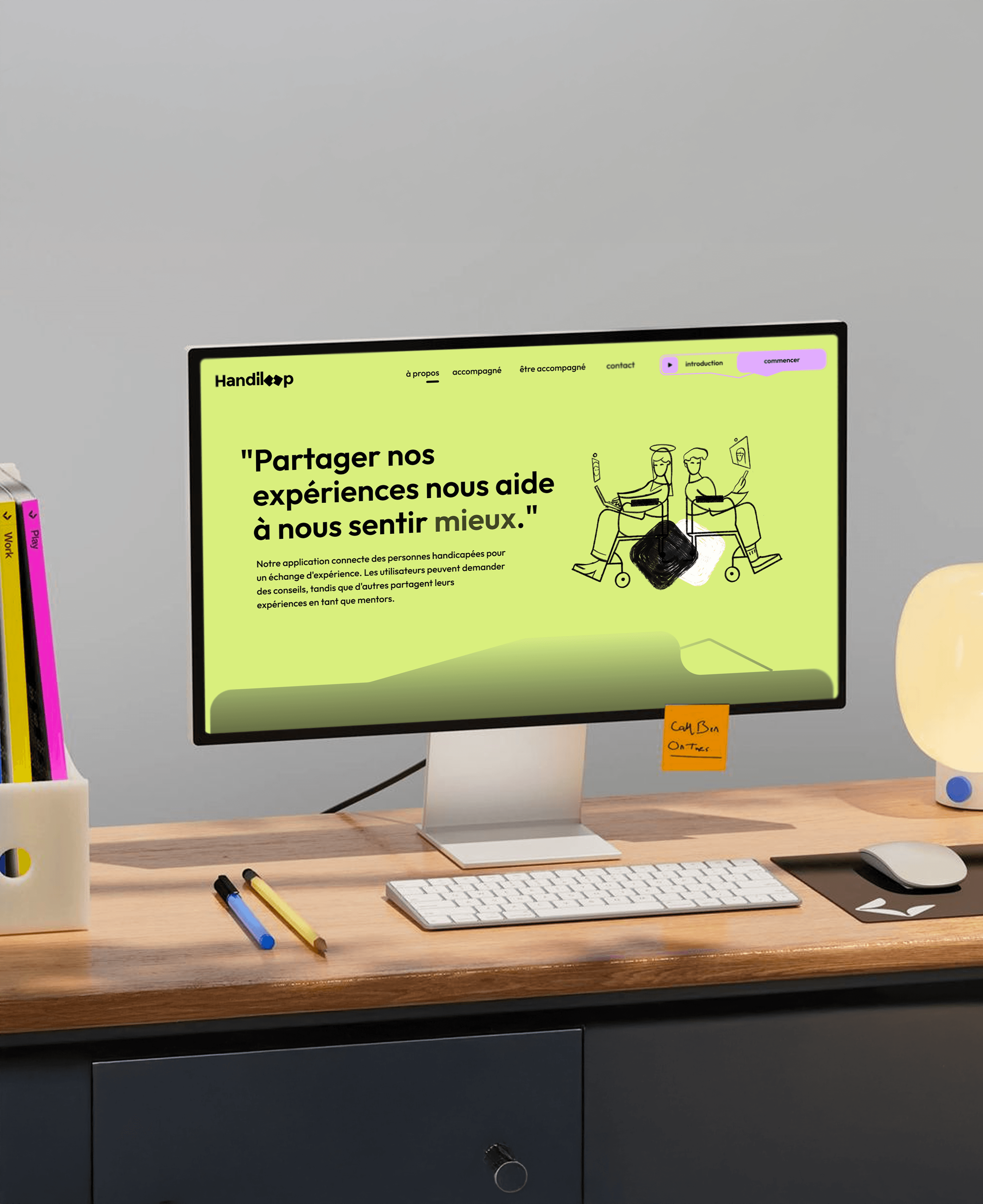 Maquette du site Handiloop affichée sur un écran d’ordinateur posé sur un bureau. L’application favorise le partage d’expériences entre personnes en situation de handicap.