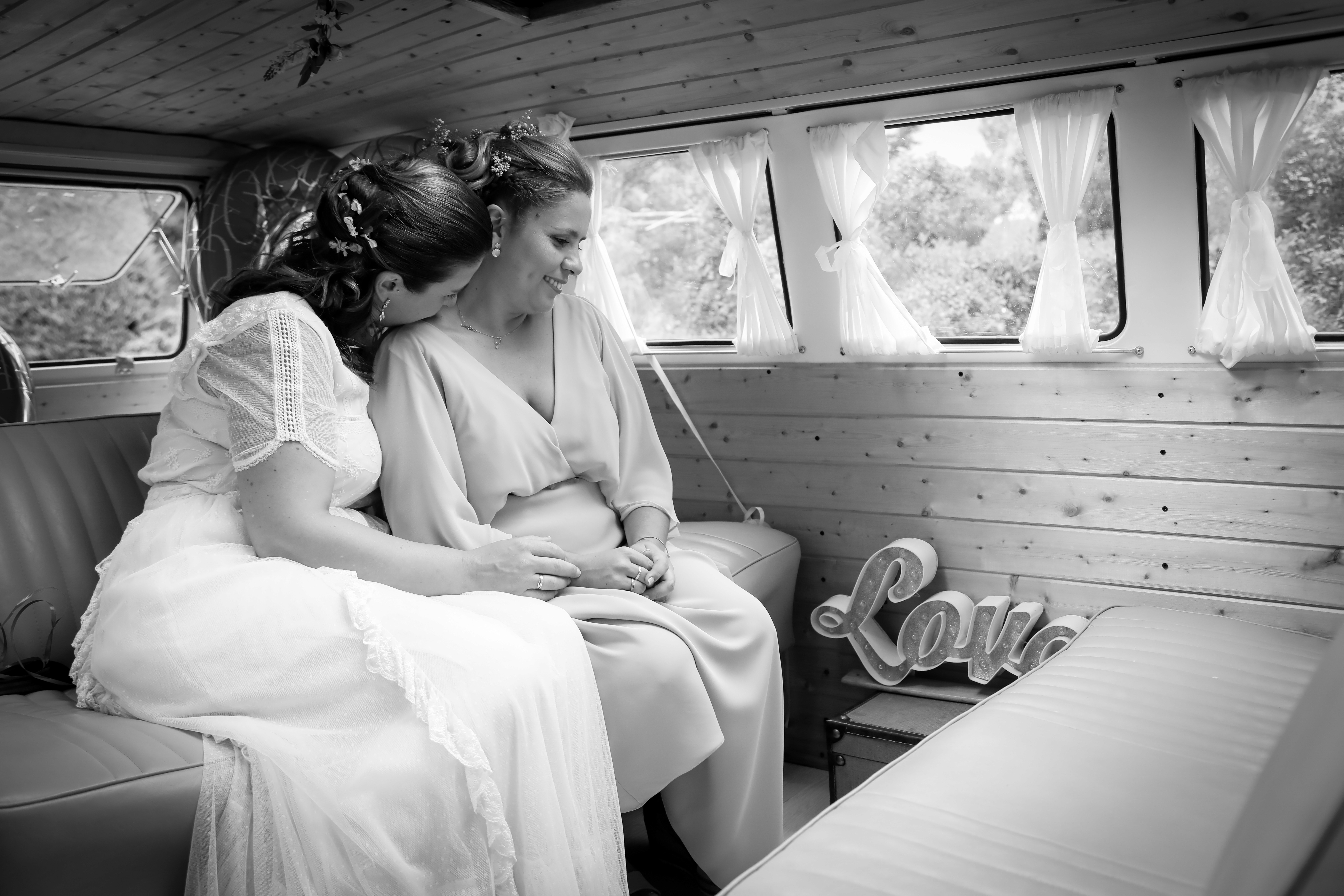 Sesión de boda. Pareja sentada abrazandose en blanco y negro