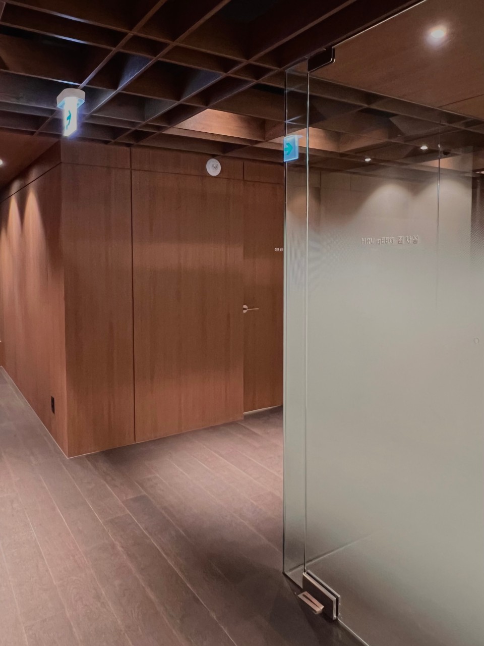 a room with a lot of tables and chairs