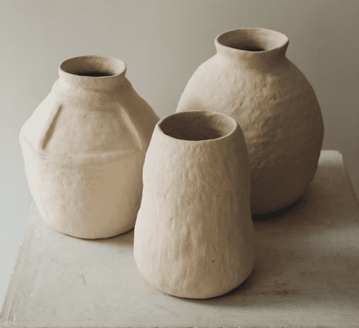 Vase à facettes en céramique assemblé à partir de plaques
