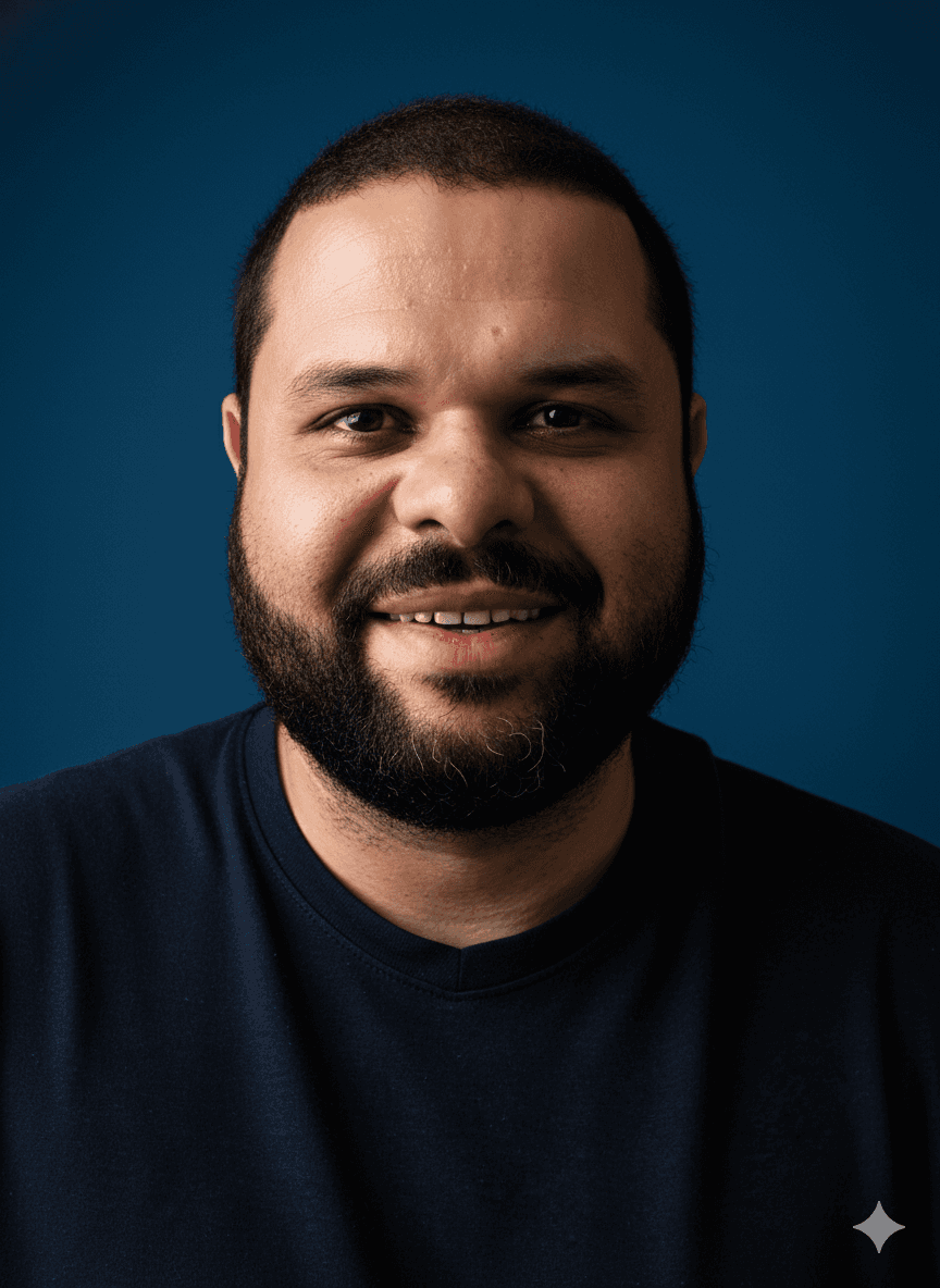 Fernando Macedo, de óculos e braços cruzados