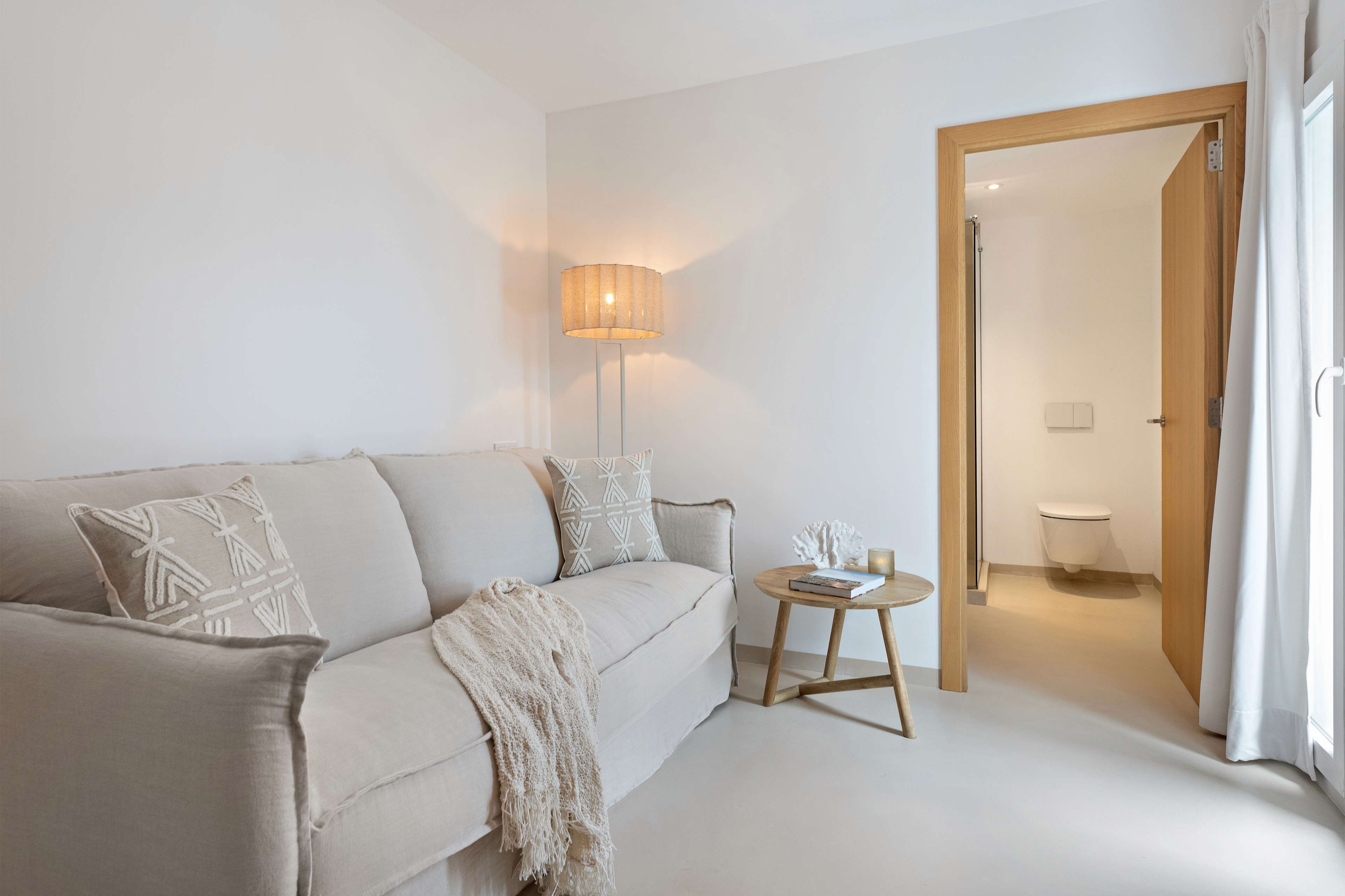 Gästezimmer im Penthouse in Ses Covetes mit minimalistischem Design und heller, freundlicher Raumwirkung