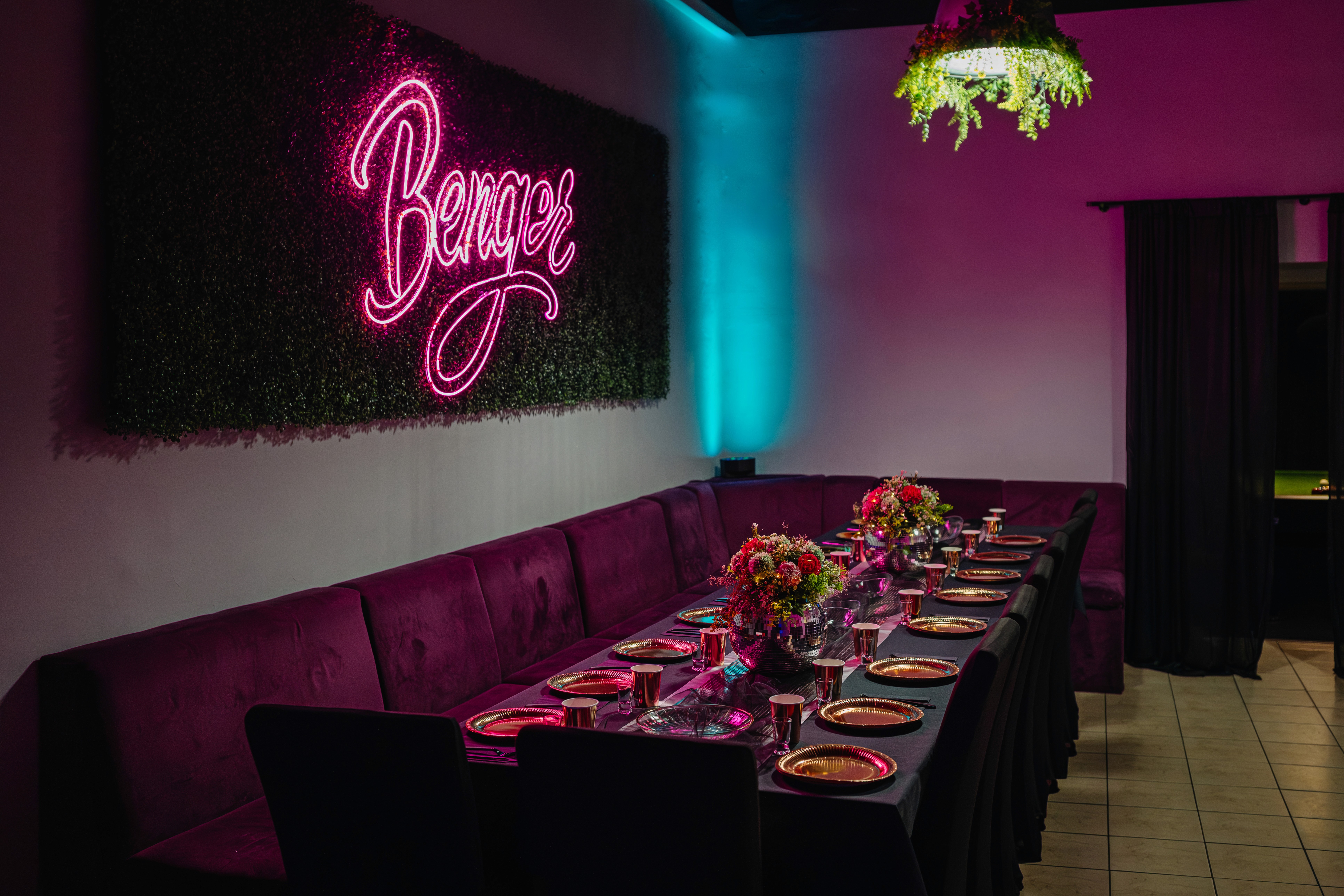 Sala imprezowa w Kielcach z nastrojowym oświetleniem i stołem barowym – idealna na 18-stki i urodziny