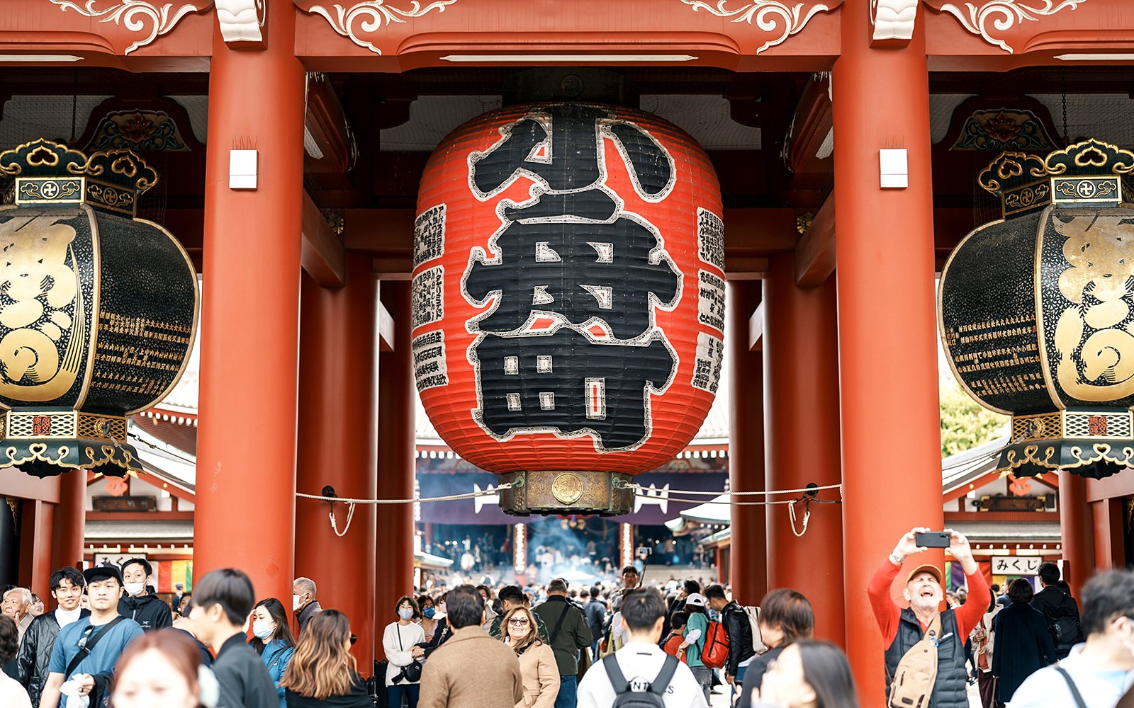 Látogatók az Asakusa-szentély felfedezésén