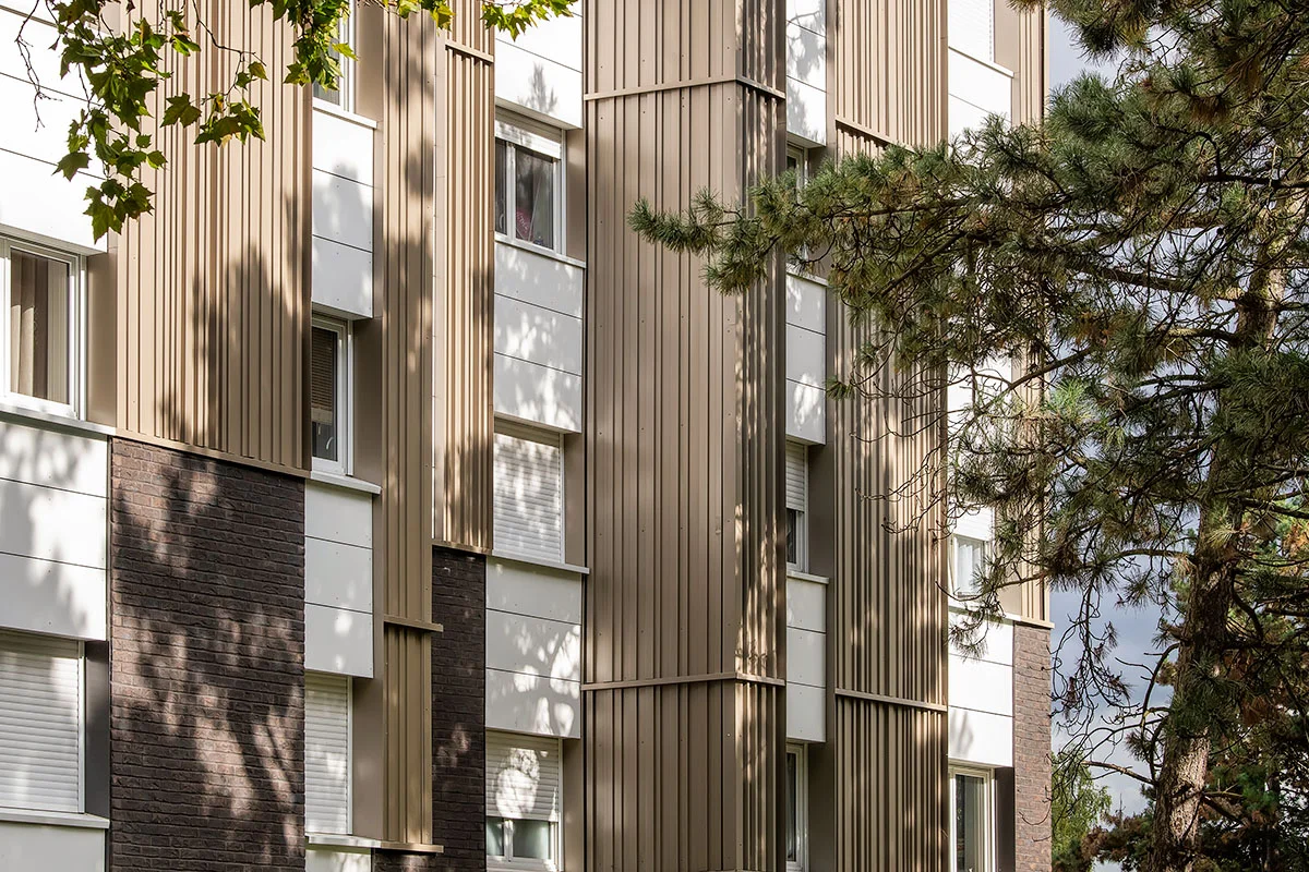 Rénovation de logements collectifs, bardage métallique bronze — photographie d’architecture à Villeneuve d’Ascq (Nord)