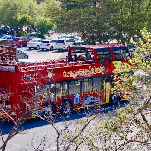 巴士穿梭於郊區