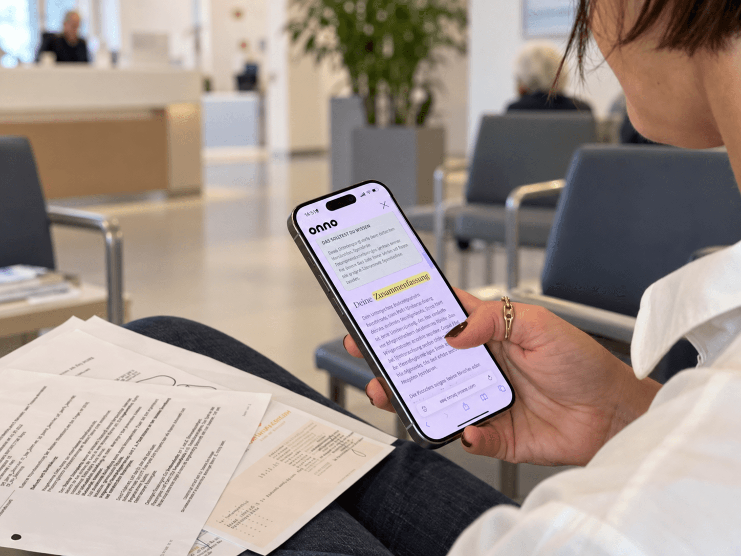 Patient nutzt Simply Onno im Wartezimmer