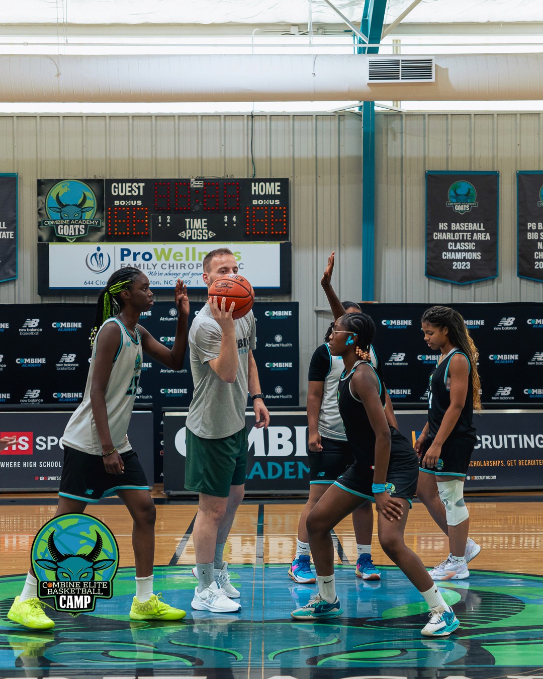 Equipe de basket concentrée avant le tip-off. 