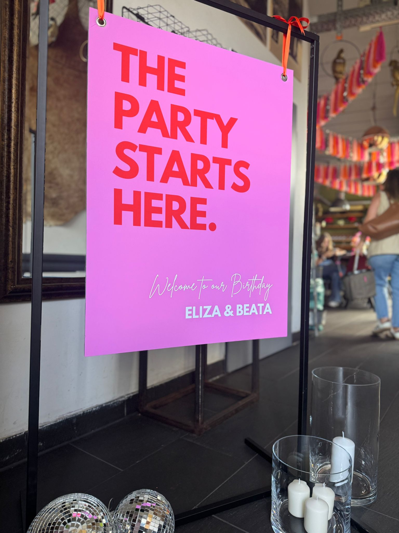 Dekoratives Event-Schild mit Aufschrift ‚The Party Starts Here‘