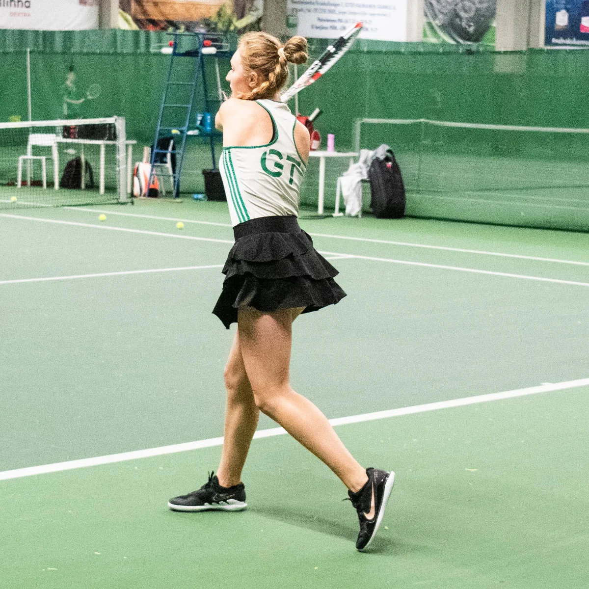 LOVE Tennis Cupin pelaaja kentällä