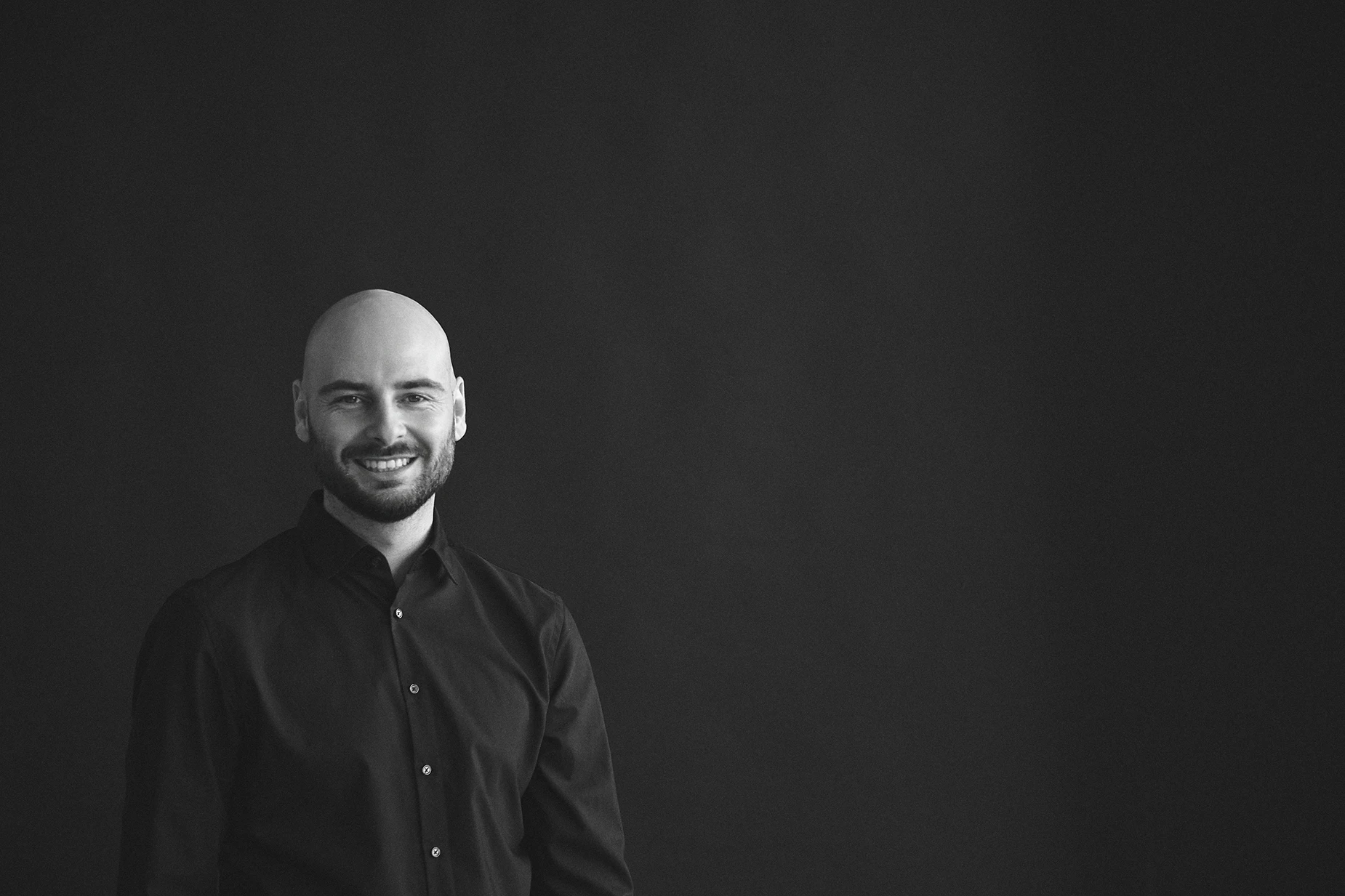 Lukas DJ Portrait lächelnd - Techno Künstler Pressebilder Mietstudio Erfurt Kreativ