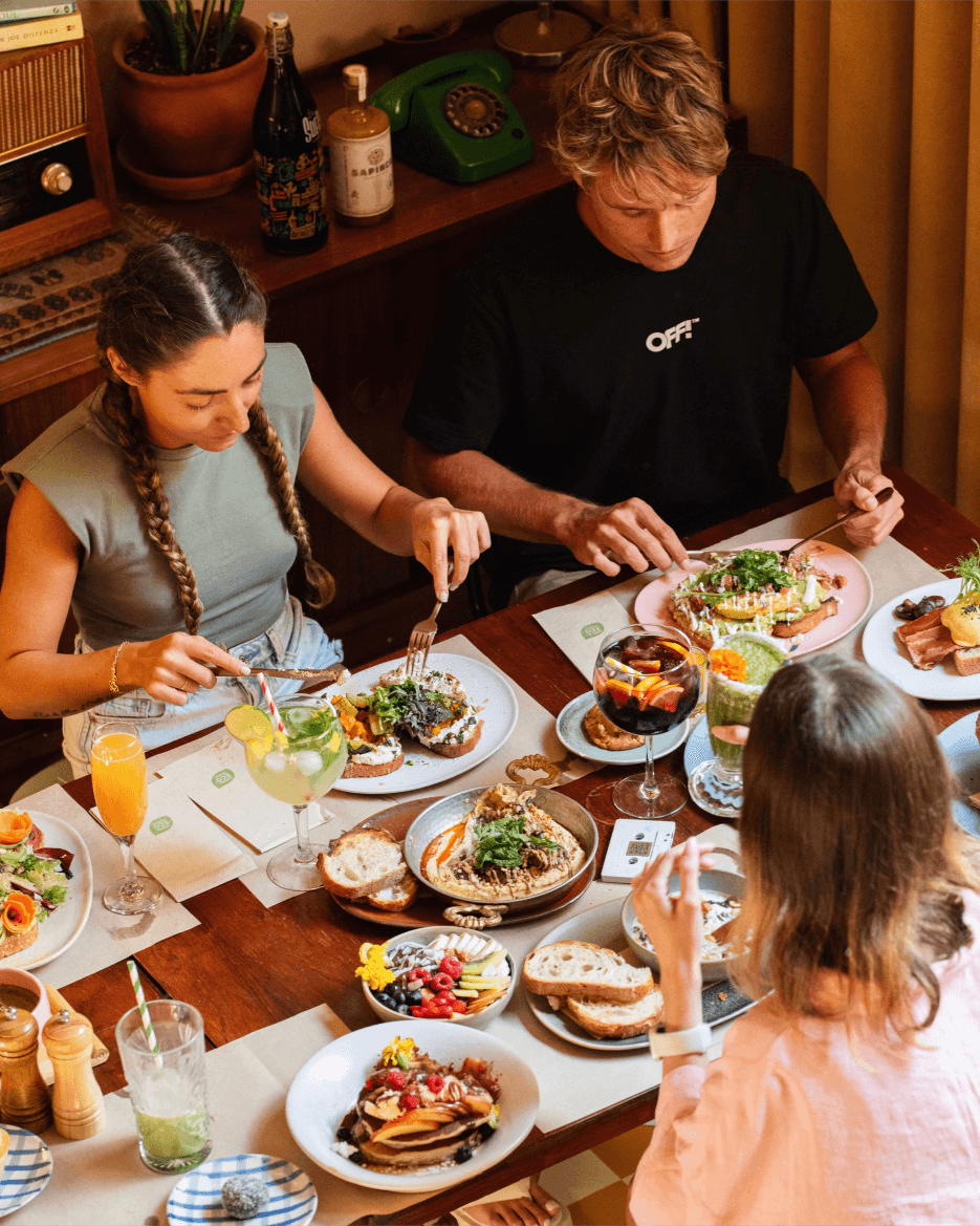 Amics gaudint d'un brunch vegetarià a Faire. Brunch & Drinks, Eixample