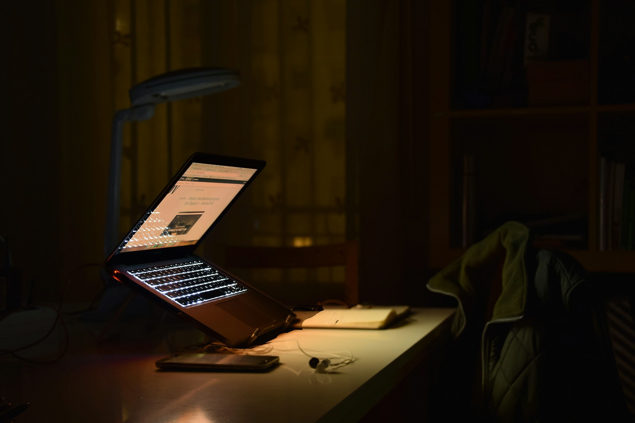 Laptop Screen Glowing in Dark - Paragraph Graphic Organizer