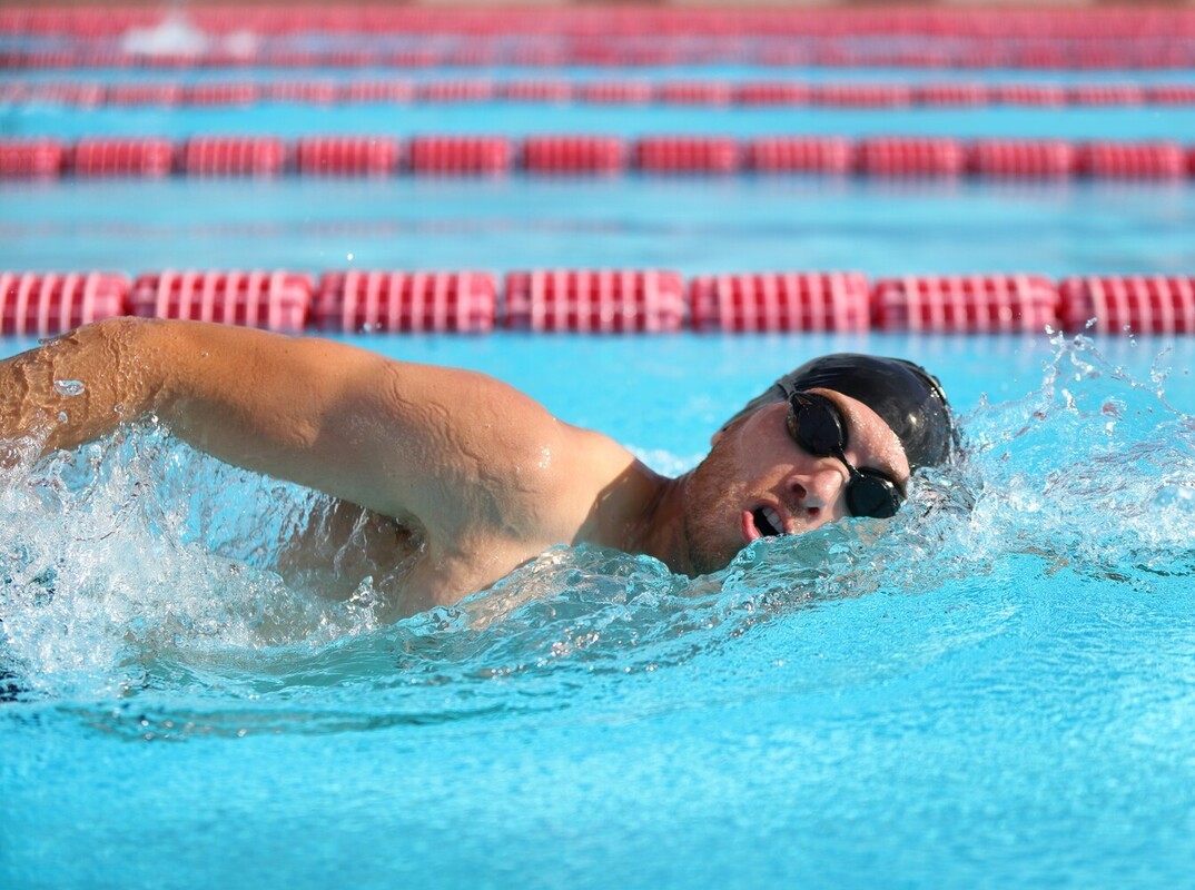 man using good technique during his swimming pool exercises for weight loss