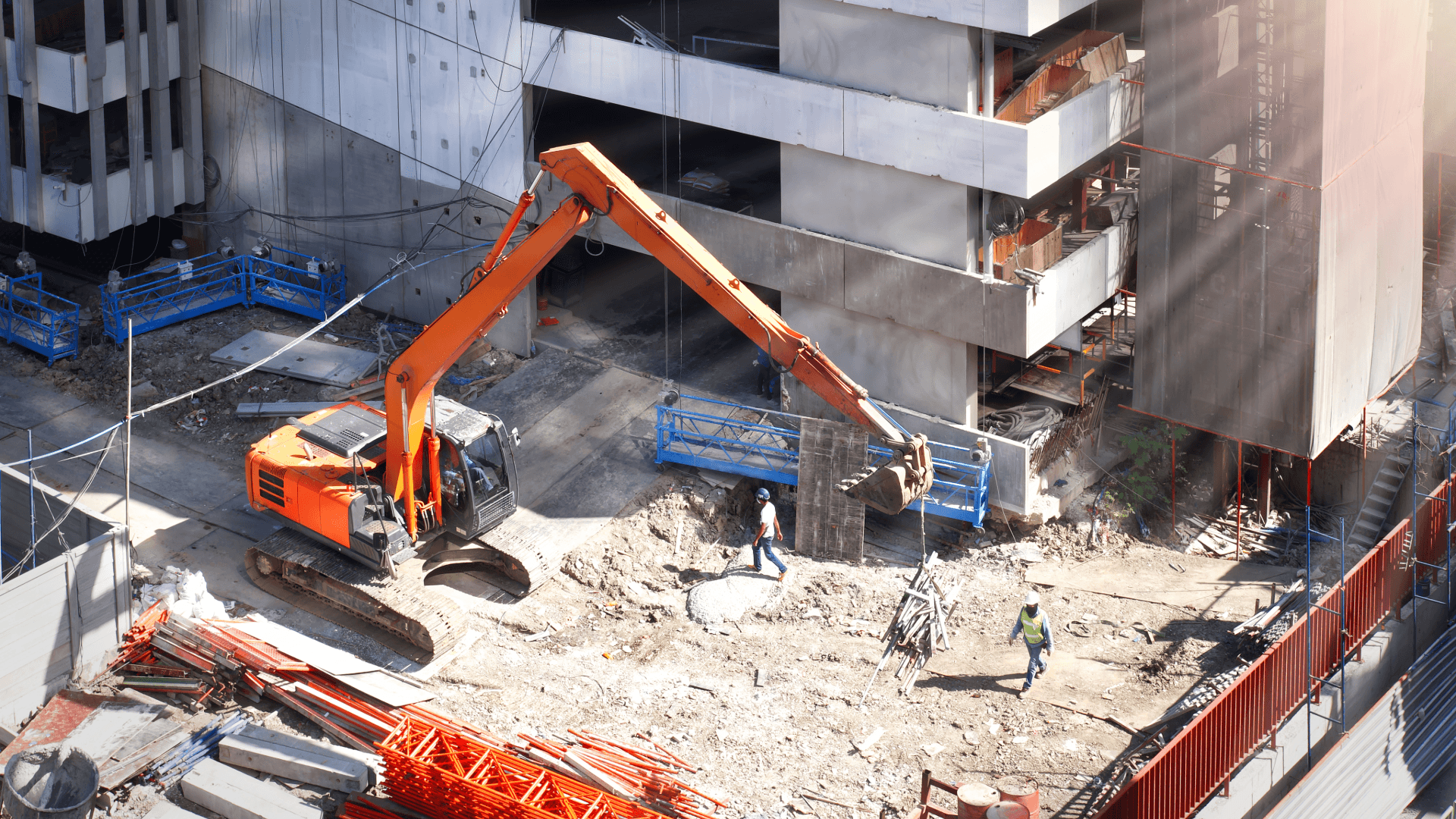Construction activity beside a commercial building, reflecting coordination challenges and strategic gaps in construction recruitment and workforce planning.