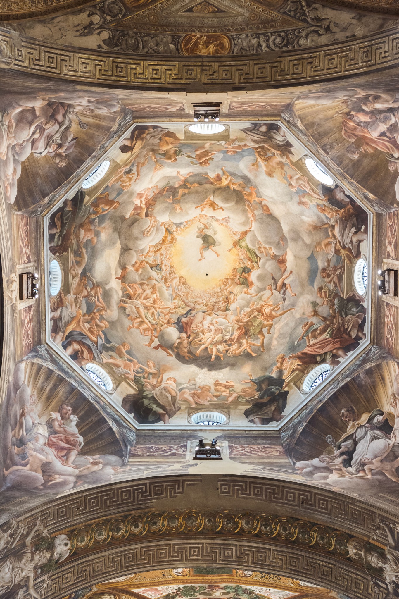 Cupola affrescata di Villa Malenchini con decorazioni barocche e figure mitologiche, reportage di matrimonio a Parma