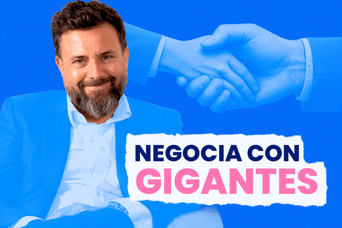 Francisco Pereira, founder de Negociar, sonriendo junto a un apretón de manos en azul, durante su cápitulo de Cuentas Claras sobre cómo negociar con grandes corporaciones.