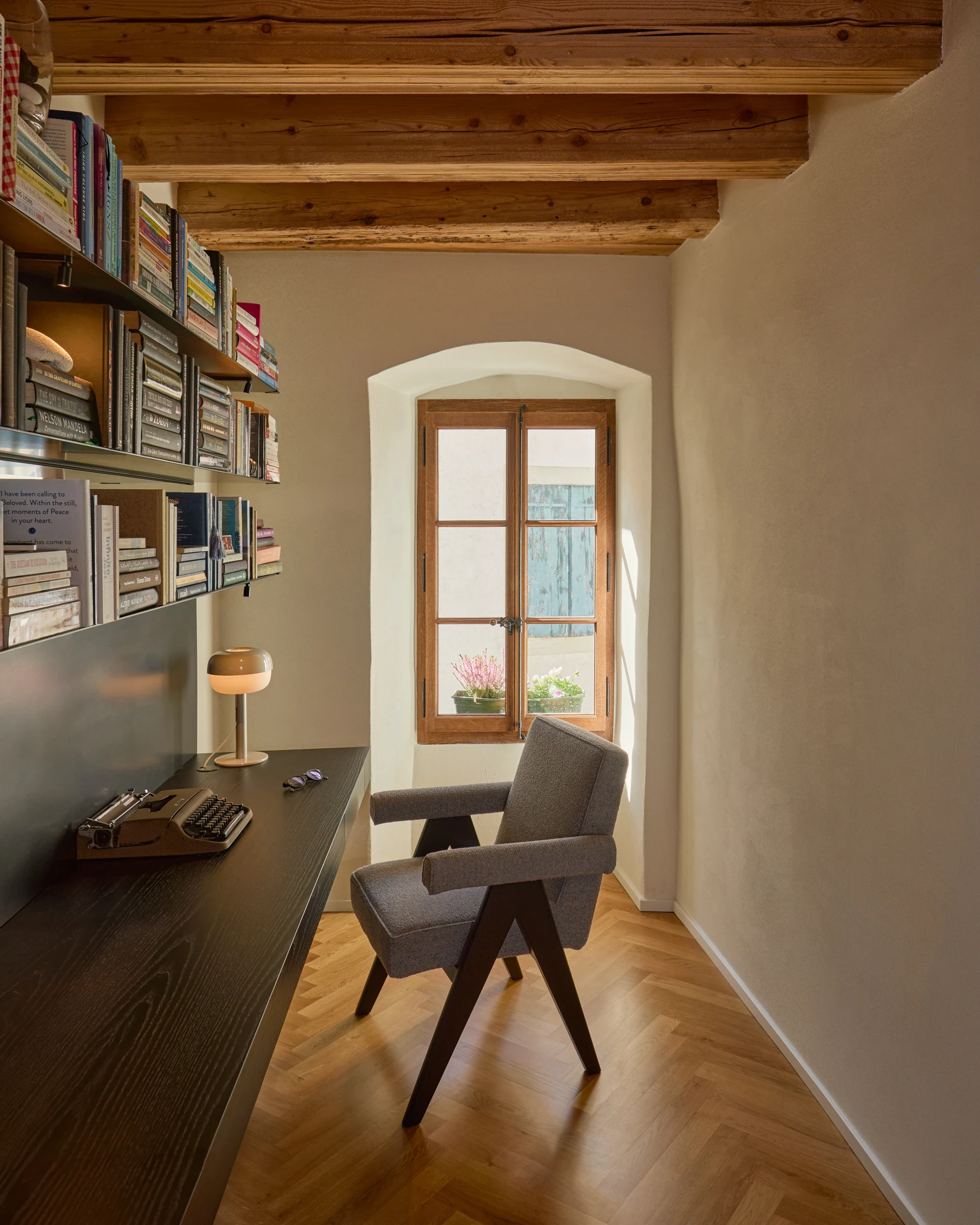 Bureau contemporain dans la maison Muriset à Cully, réaménagement design avec mobilier Cassina intégré dans un intérieur historique du Lavaux.