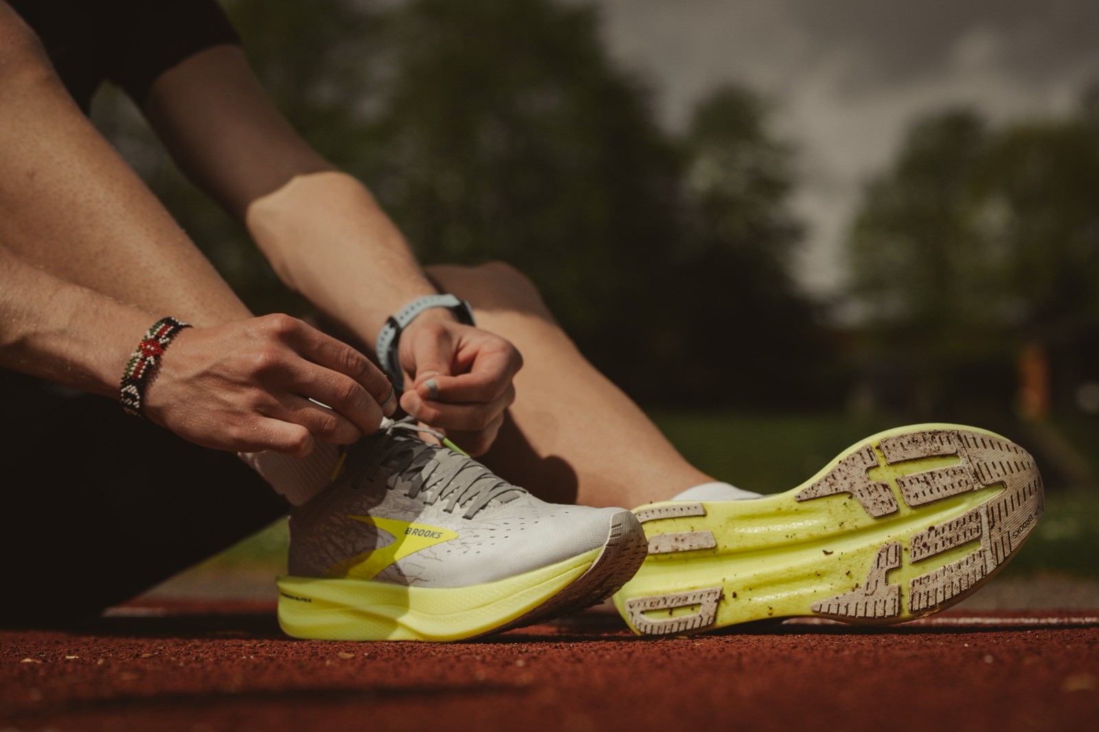 femme laçant ses chaussures de sport