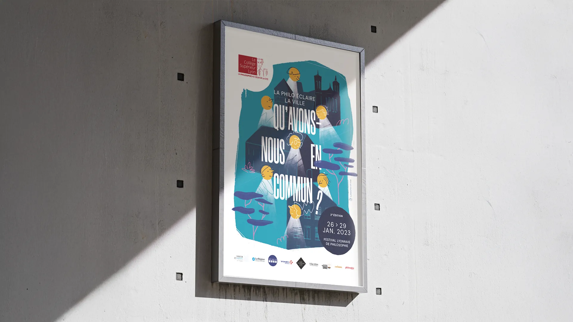 Mockup d'affiche urbaine pour le Collège Supérieur de Lyon. Design graphique moderne utilisant une typographie déstructurée et des illustrations de visages minimalistes pour l'événement 'La Philo éclaire la ville'.