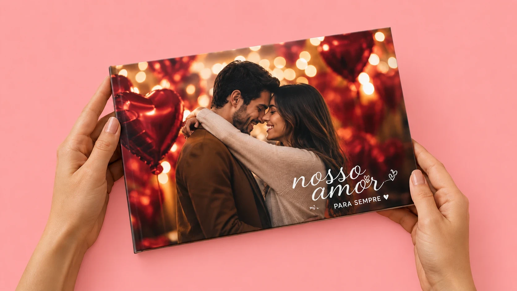 Pessoa segurando fotolivro com foto de mulher sorrindo ao ar livre, com a frase “Eu amo o Norte” escrita no canto da imagem